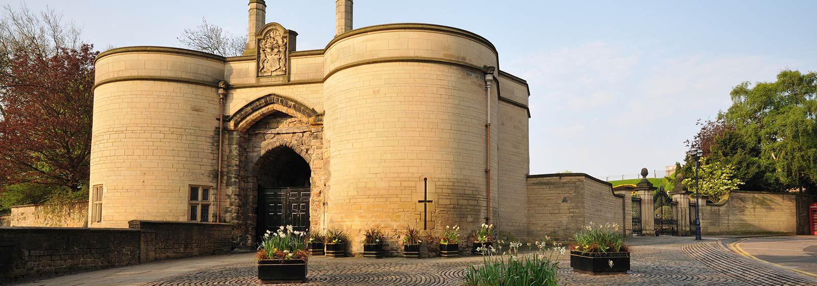 outside view of the front gate of Nottingham castle 