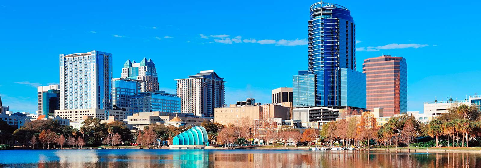 Ngắm nhìn đường chân trời Orlando với bầu trời xanh