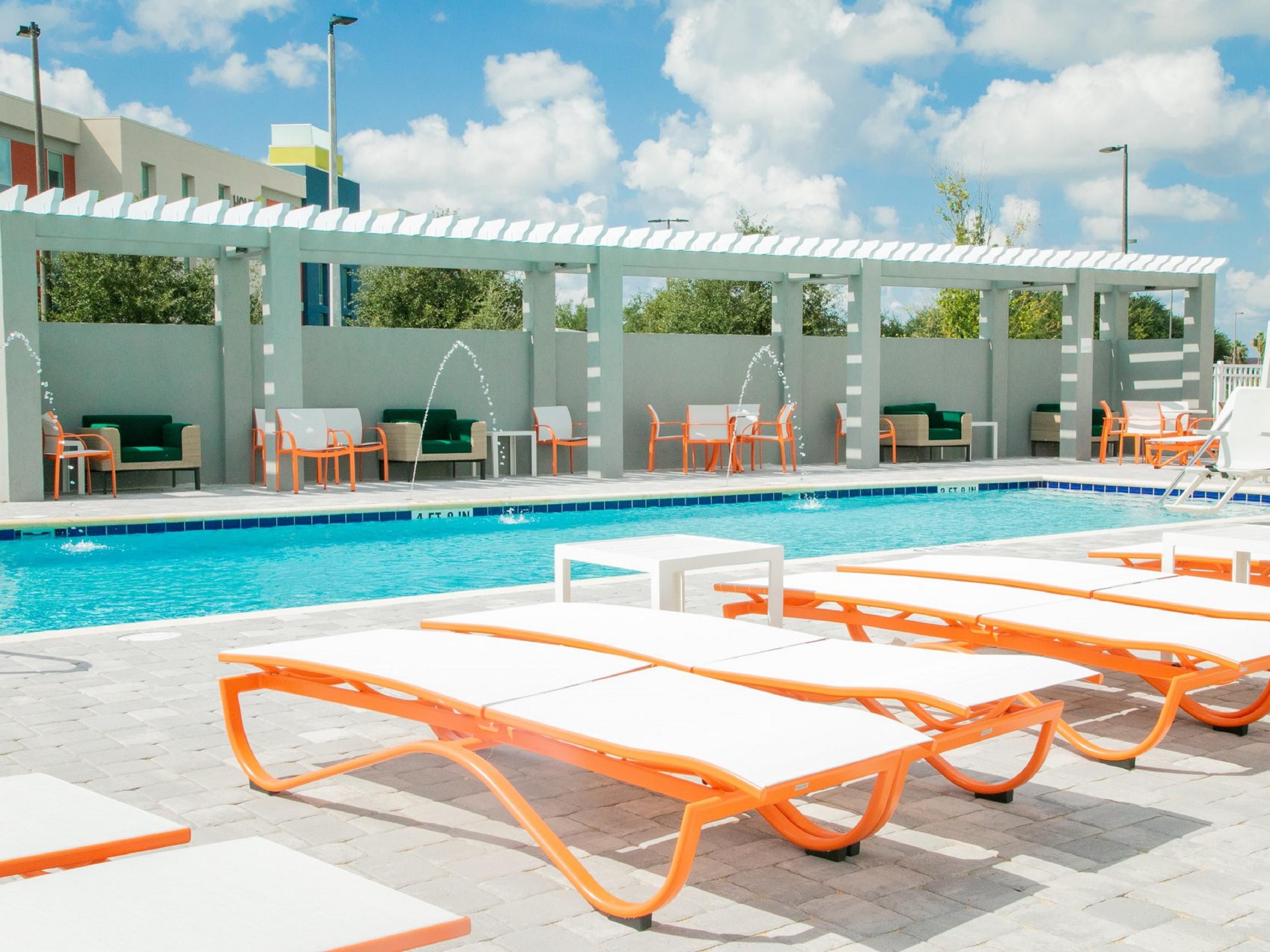 Vista della grande piscina all'aperto. lobby per gli ospiti con molti posti a sedere