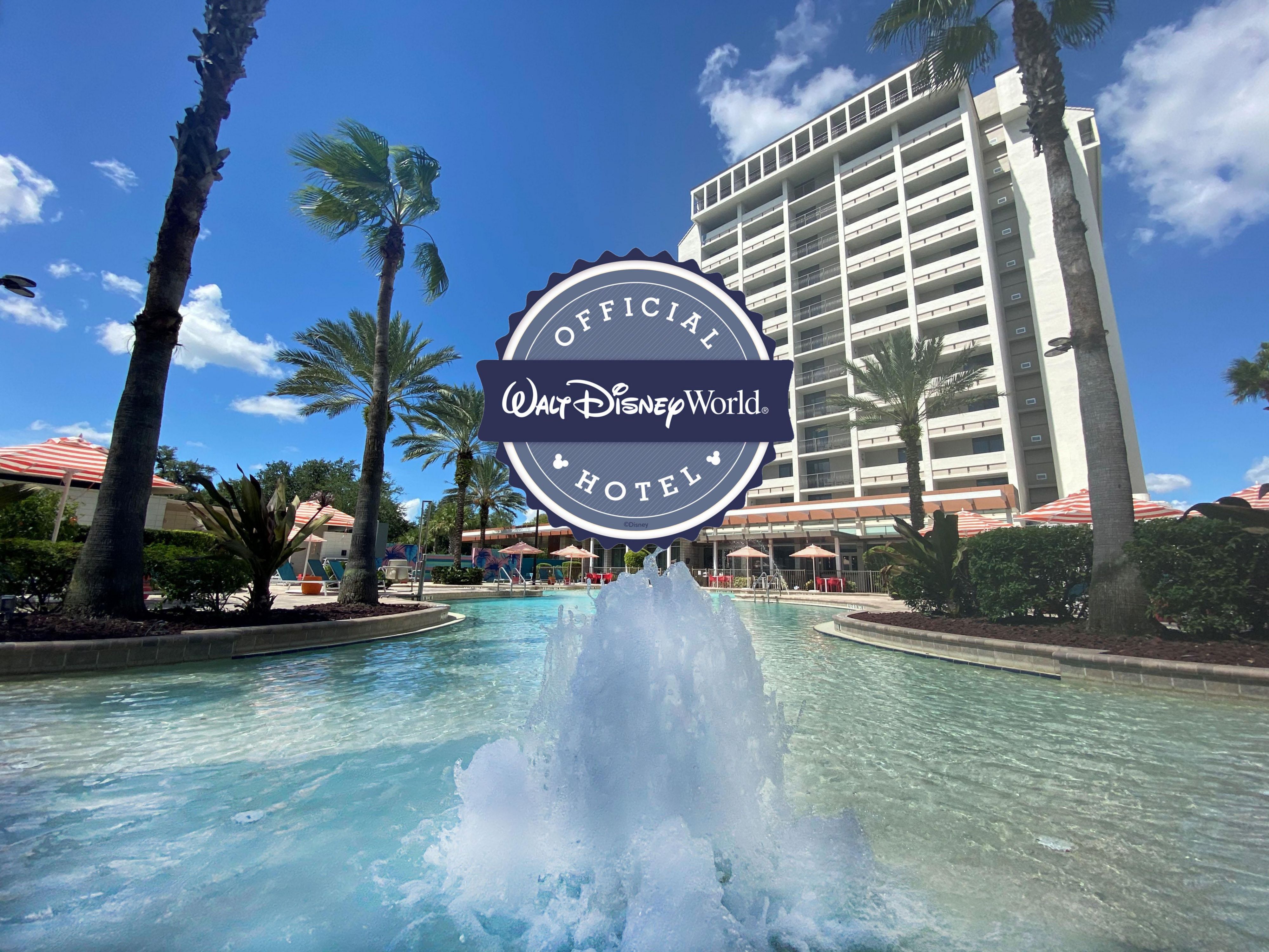 Vista esterna della piscina e della facciata dell'hotel con timbro ufficiale Walt Disney World Hotel sovrapposto