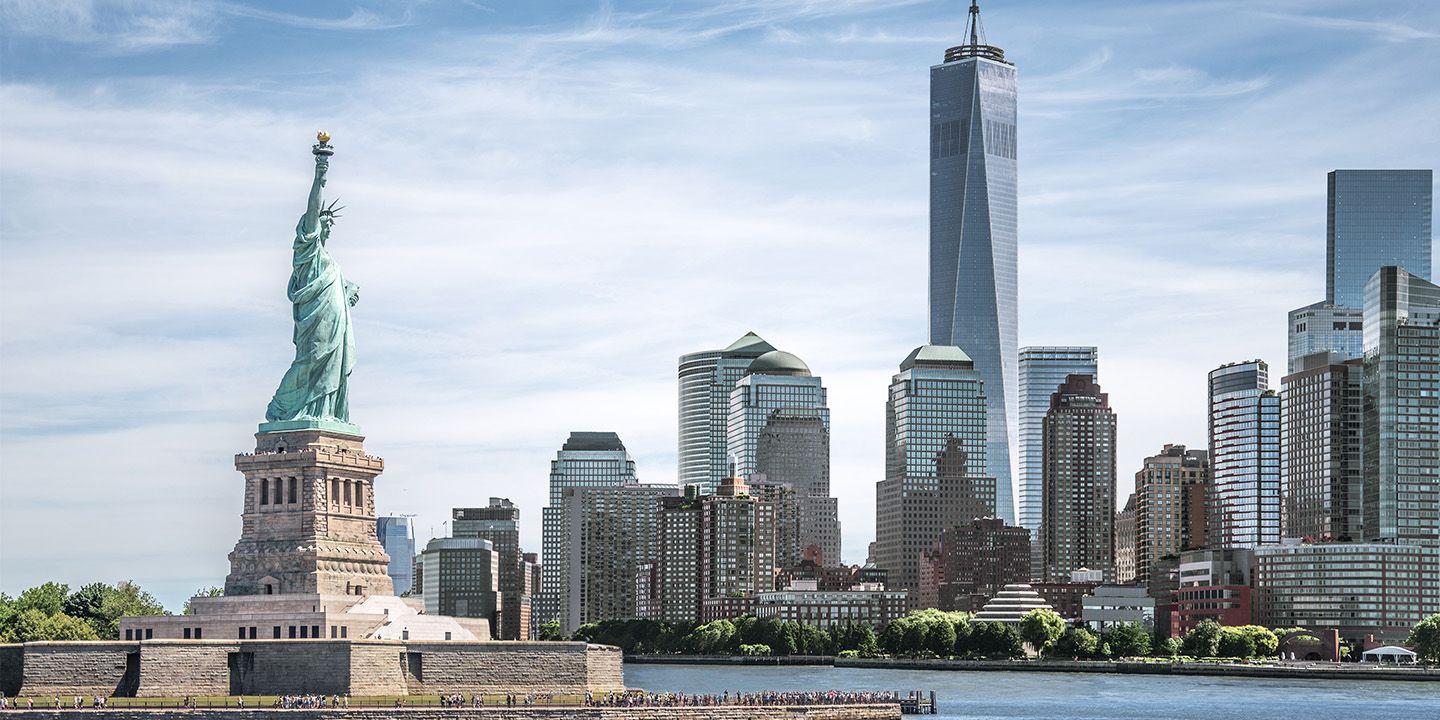 Özgürlük Anıtı ve NYC Skyline'ın Görünümü