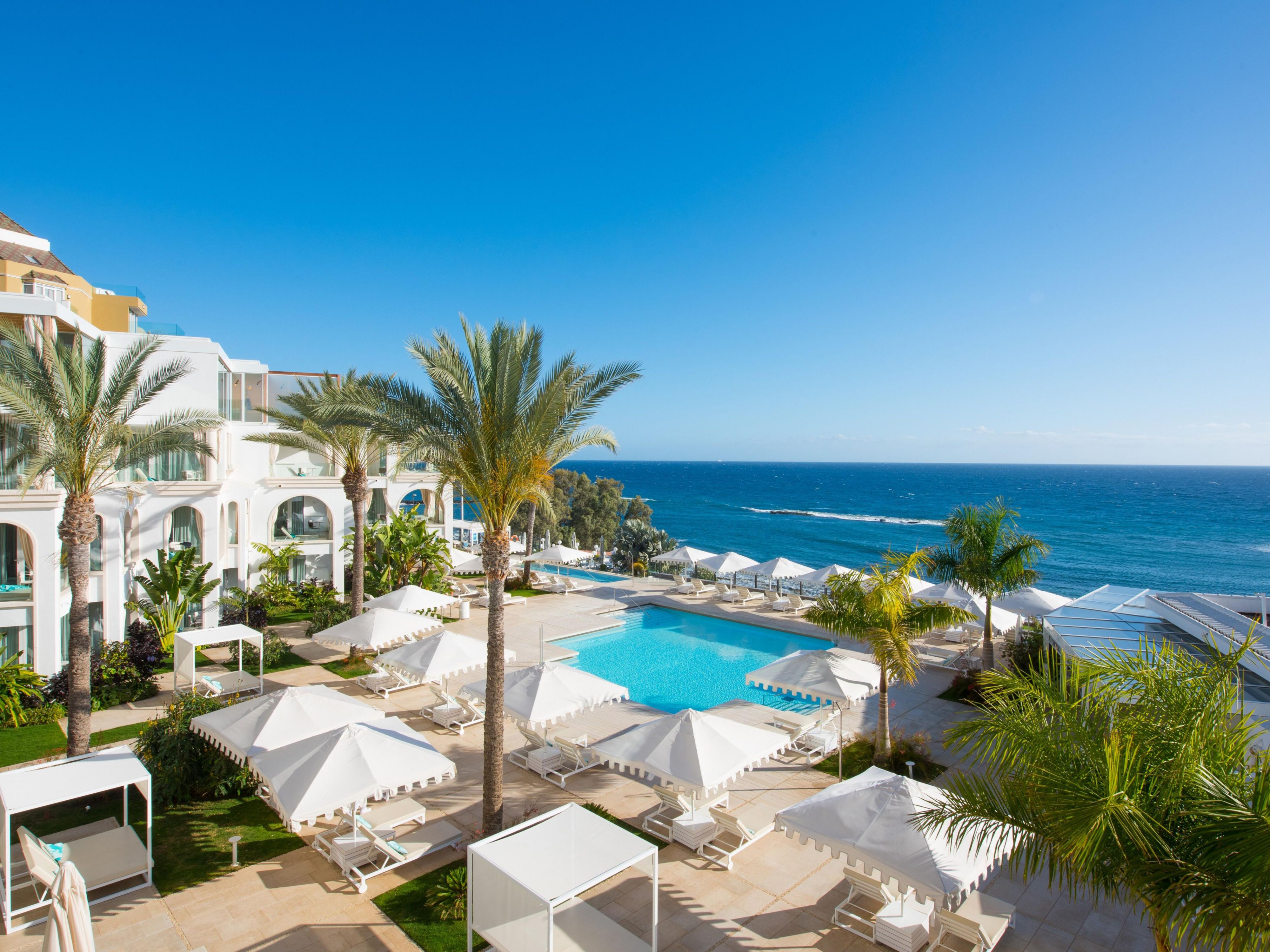 Uitzicht op resort en strand