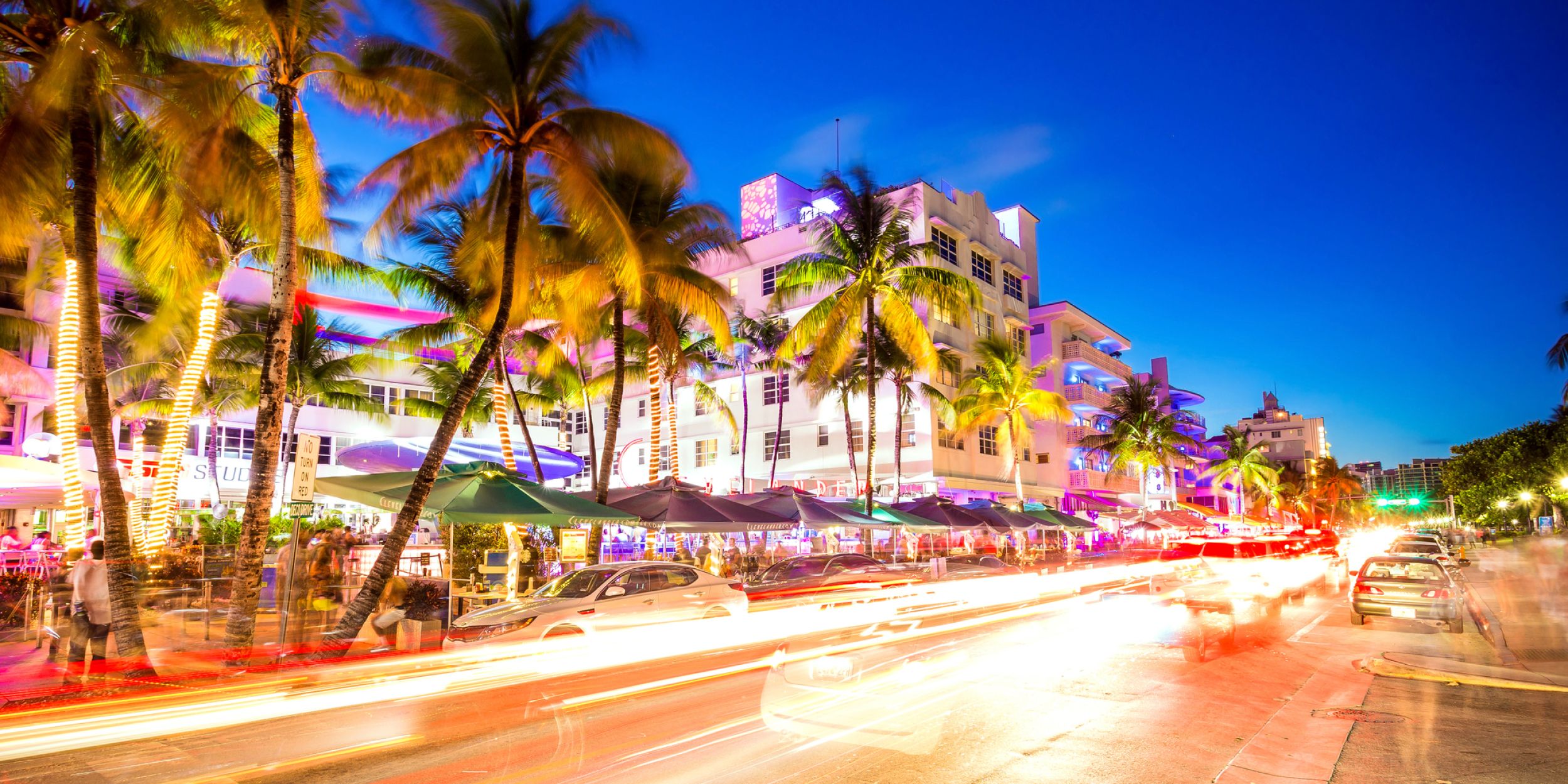 Miami'deki gece ışıklarının aksiyon görseli 