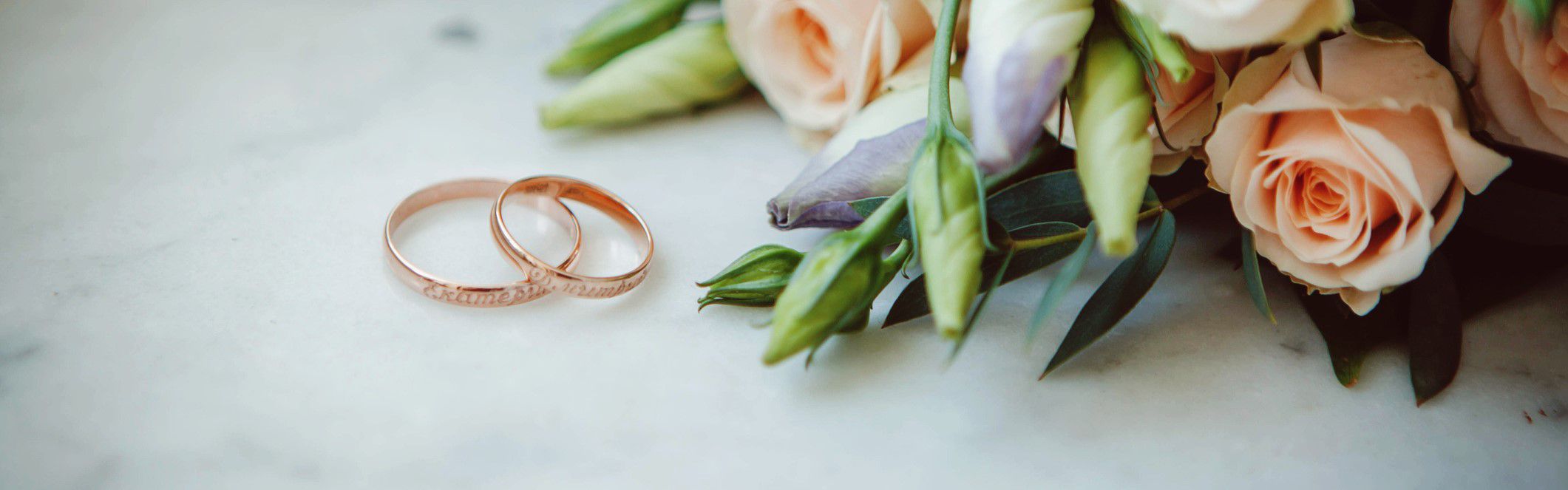 flores y anillos de boda