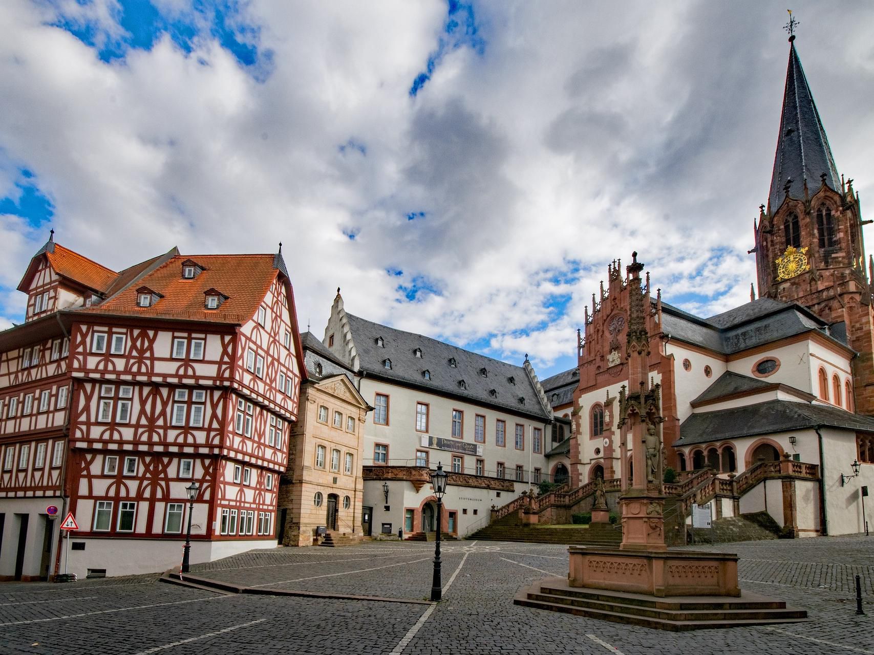 When Aschaffenburg goes late-night, the city centre turns into a festive hotspot. Enjoy shopping until midnight, join interactive events and discover live music at Schöntal park. A vibrant mix of culture and entertainment for all ages – all just a stroll from your hotel.