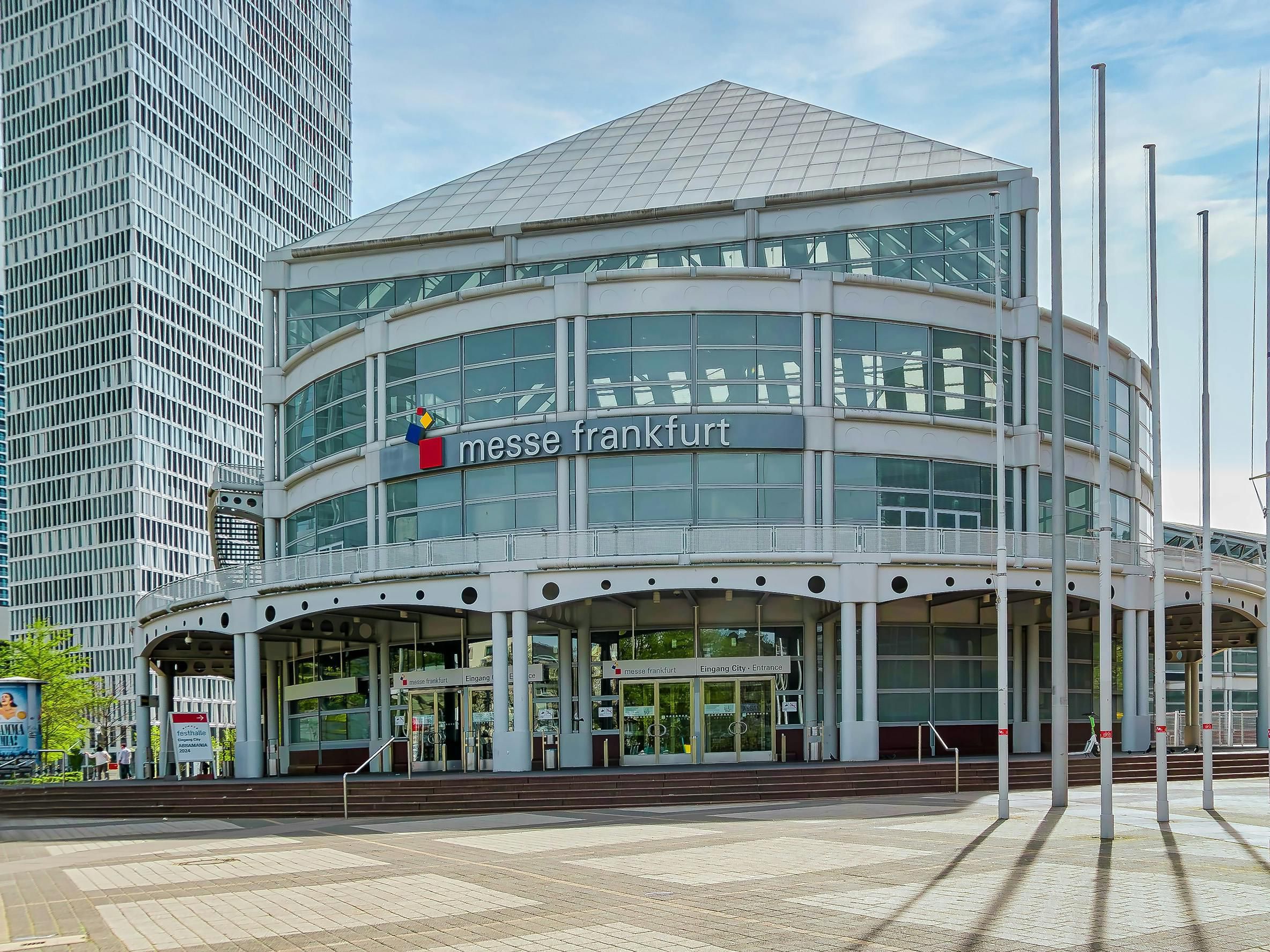 Skip the hustle and stay relaxed in quiet Aschaffenburg. Just under an hour to Frankfurt fairgrounds by public transport and around 40 minutes by car, it’s the smart choice for global trade shows. Enjoy calm surroundings and a better rate — ideal for business done right.