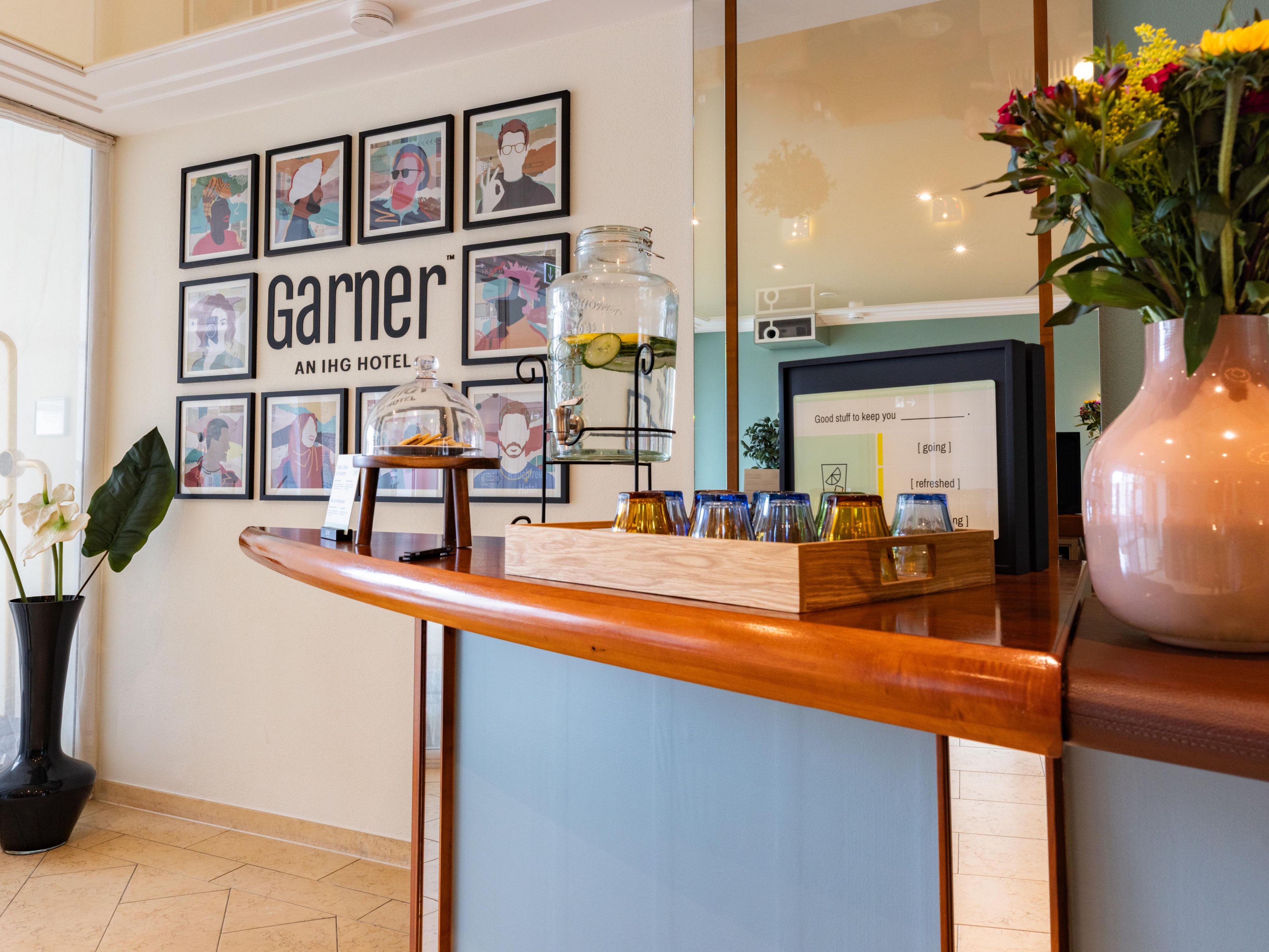 Upon arrival at the Garner Hotel Berlin, we welcome you with a refreshing welcome drink – flavored water – and delicious cookies. These are available daily from 2:30 PM to 12:30 AM. The perfect way to start your stay, relax, and enjoy your time with us!