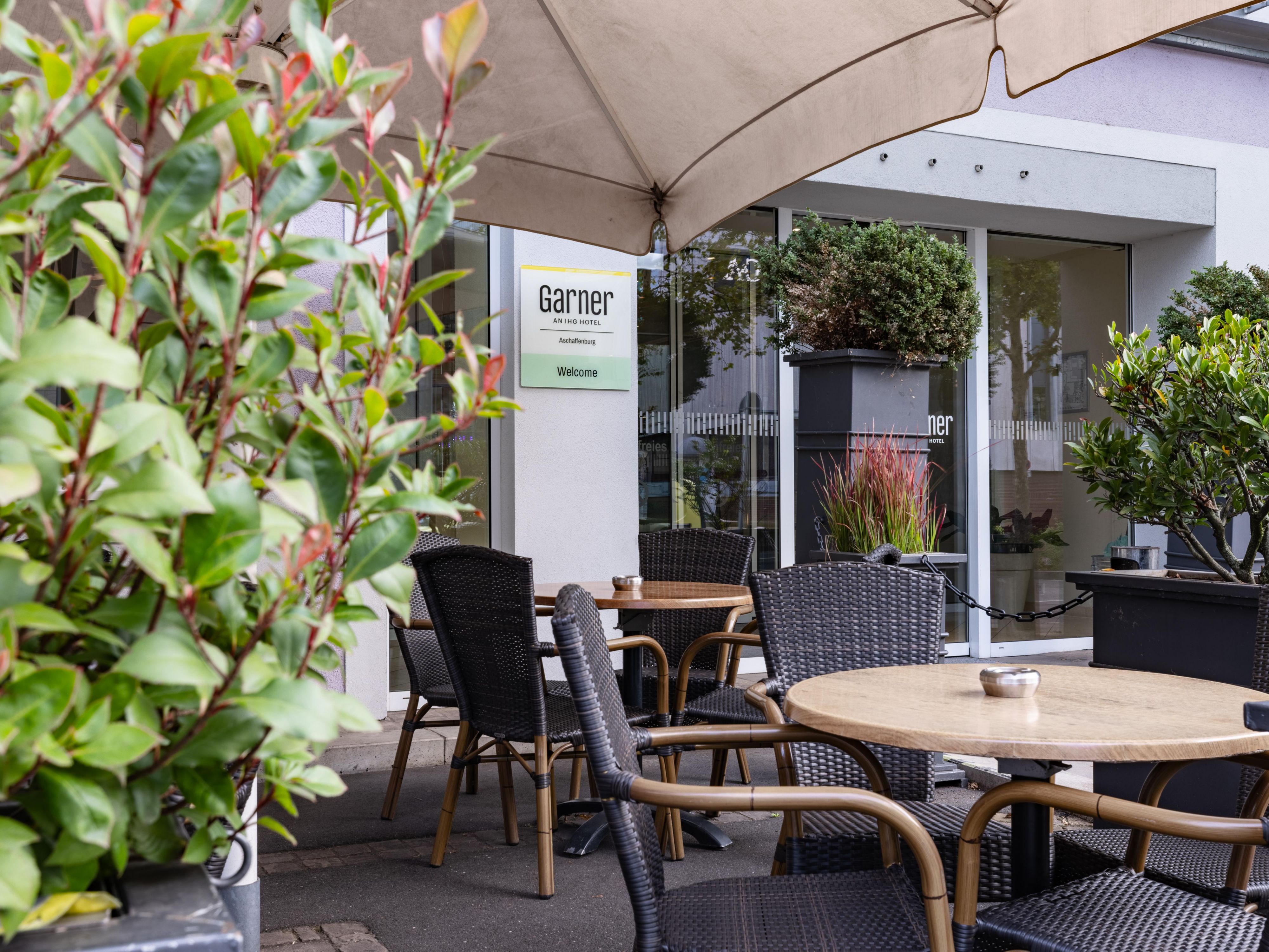 Bistro 0-19, located on the ground floor of the same building as our hotel, is your cosy spot to unwind indoors or on the sunny terrace. You can easily enjoy regional Bavarian & international dishes, from wraps and burgers to hearty meals or healthy options. Perfect for lunch, dinner, or relaxed evening drinks. Kitchen until 8pm, bistro until 9pm.