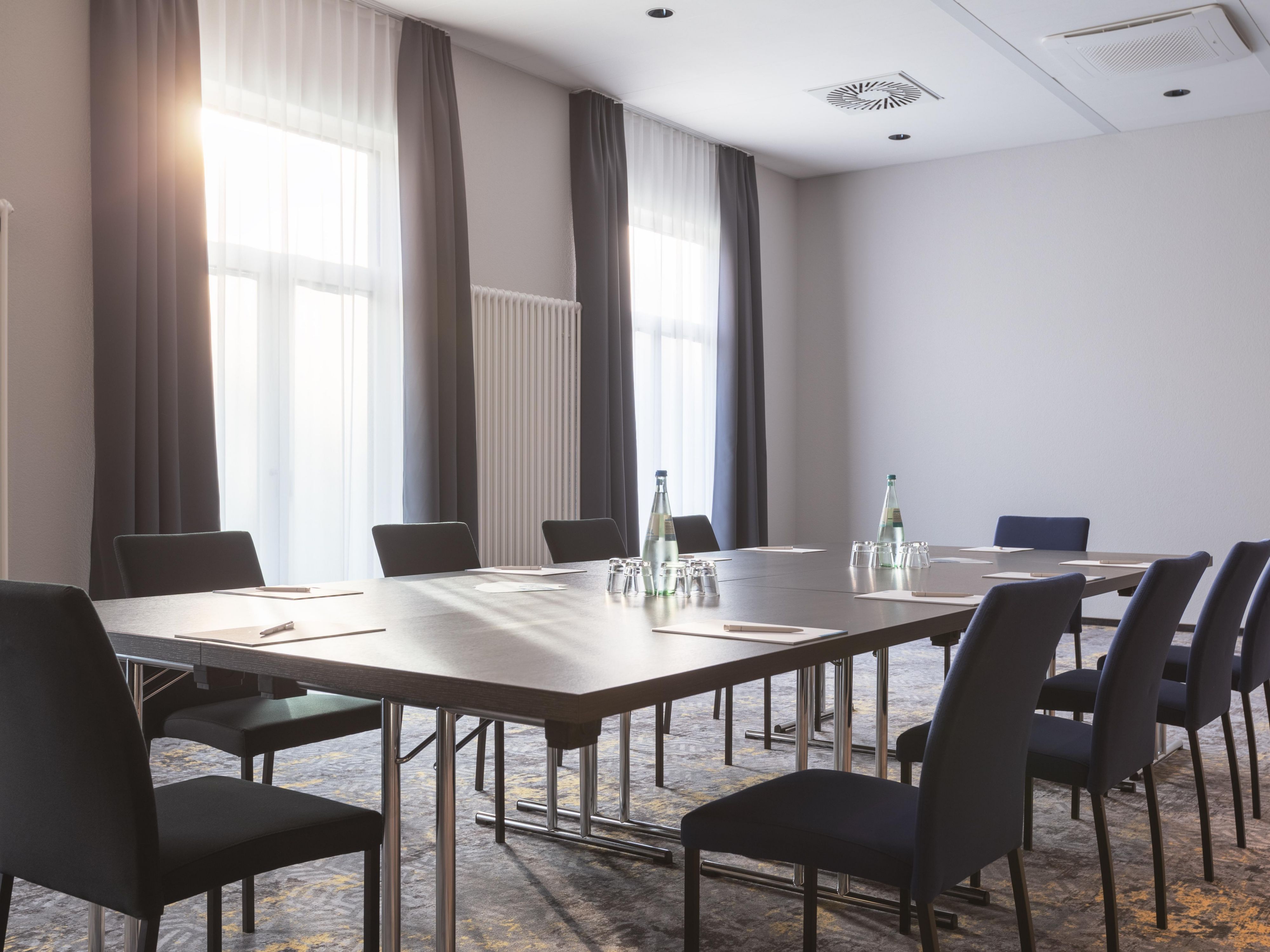 Our hotel has a total of 2 modern and flexible conference rooms, some of which are flooded with daylight. They offer a flexible event location for your company events, seminars and meetings.
