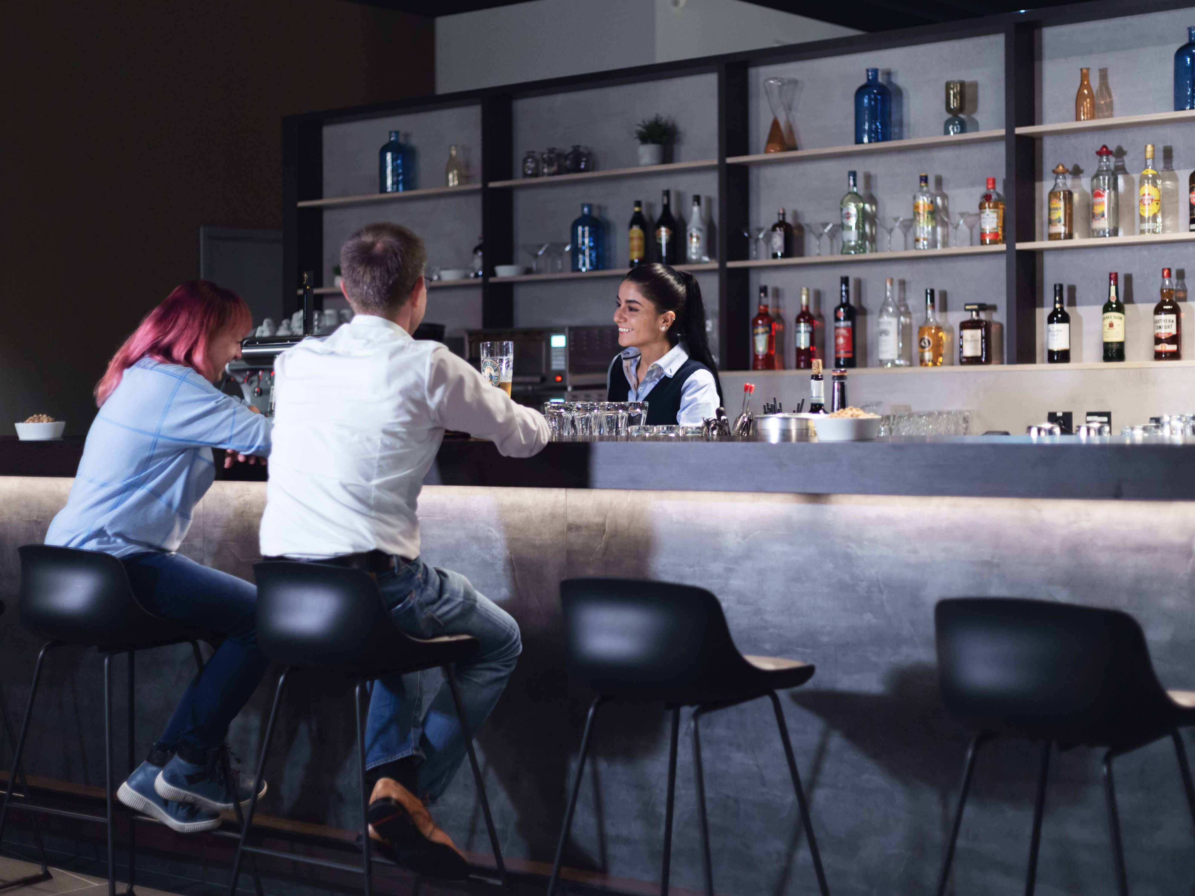 Enjoy lunch and dinner or treat yourself to a quick snack at any time - whether you fancy a hearty pasta, a crispy pizza, a delicious soup or light snacks. Our 24/7 bar will treat you to a wide selection of refreshing drinks.