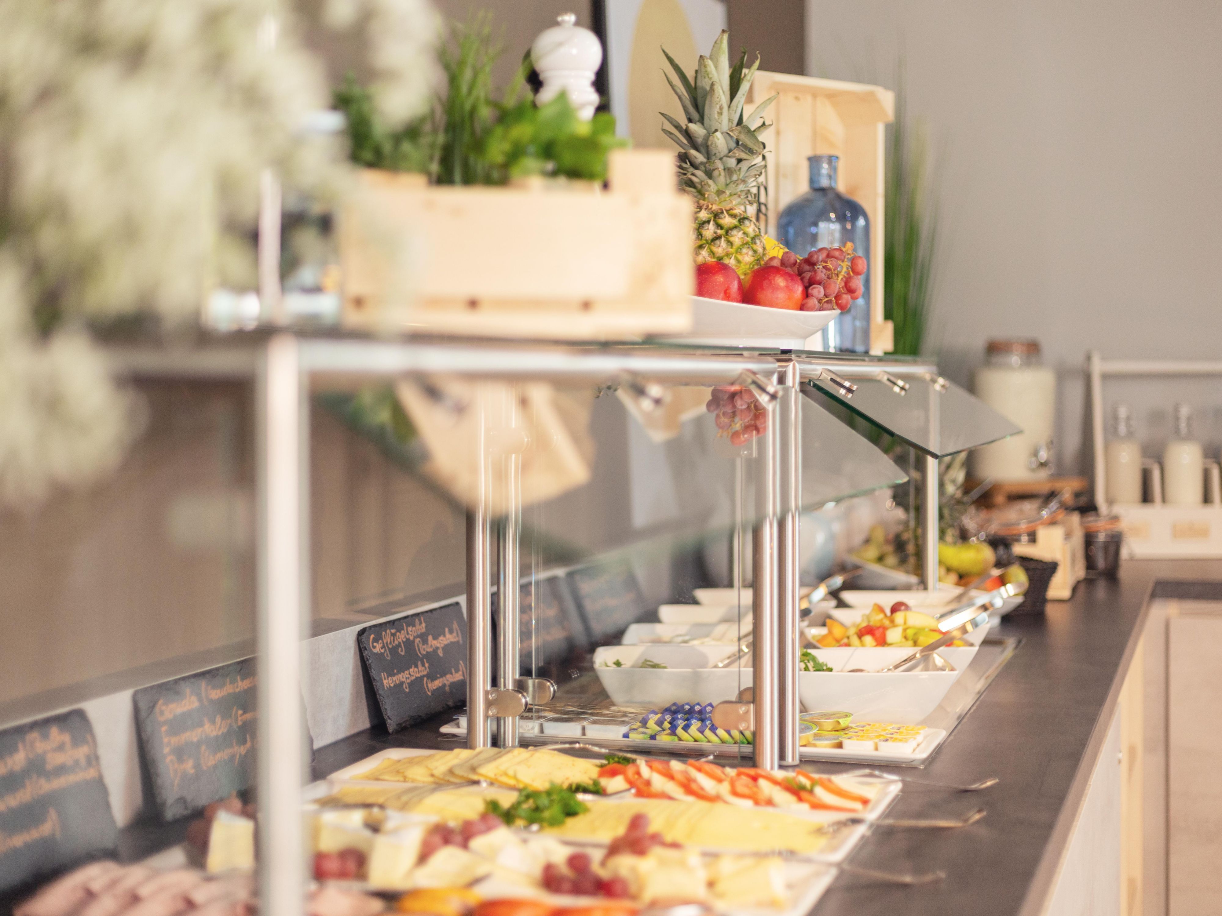 Kick off your day in style with our generous breakfast buffet. Freshly baked rolls, regional specialties, hot and cold delights and aromatic coffee give you the perfect morning boost in a relaxed atmosphere.