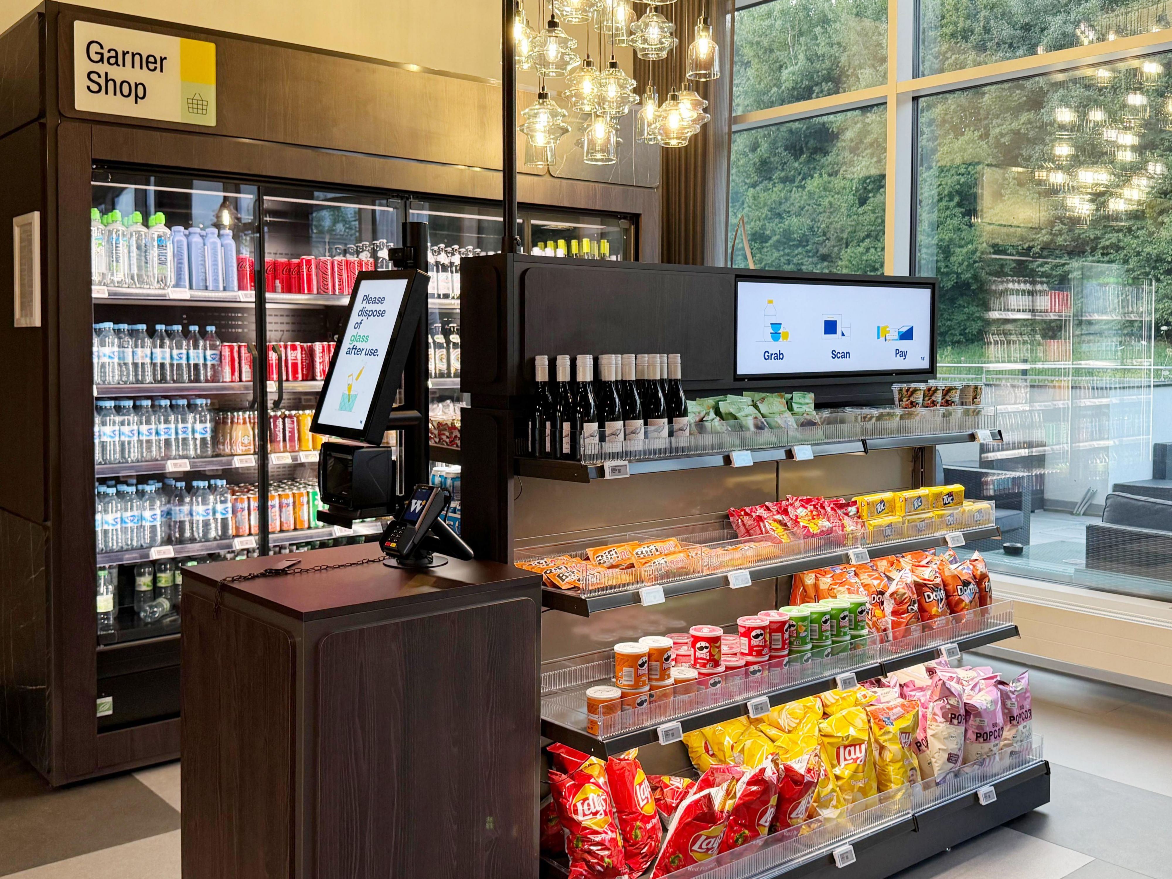 Discover our 24/7 Garner Shop right in the lobby. Whether you crave something sweet, a savory snack or a chilled drink – you’ll always find just what you’re looking for. Perfect for a quick bite, a spontaneous energy boost or a cosy treat in your room.