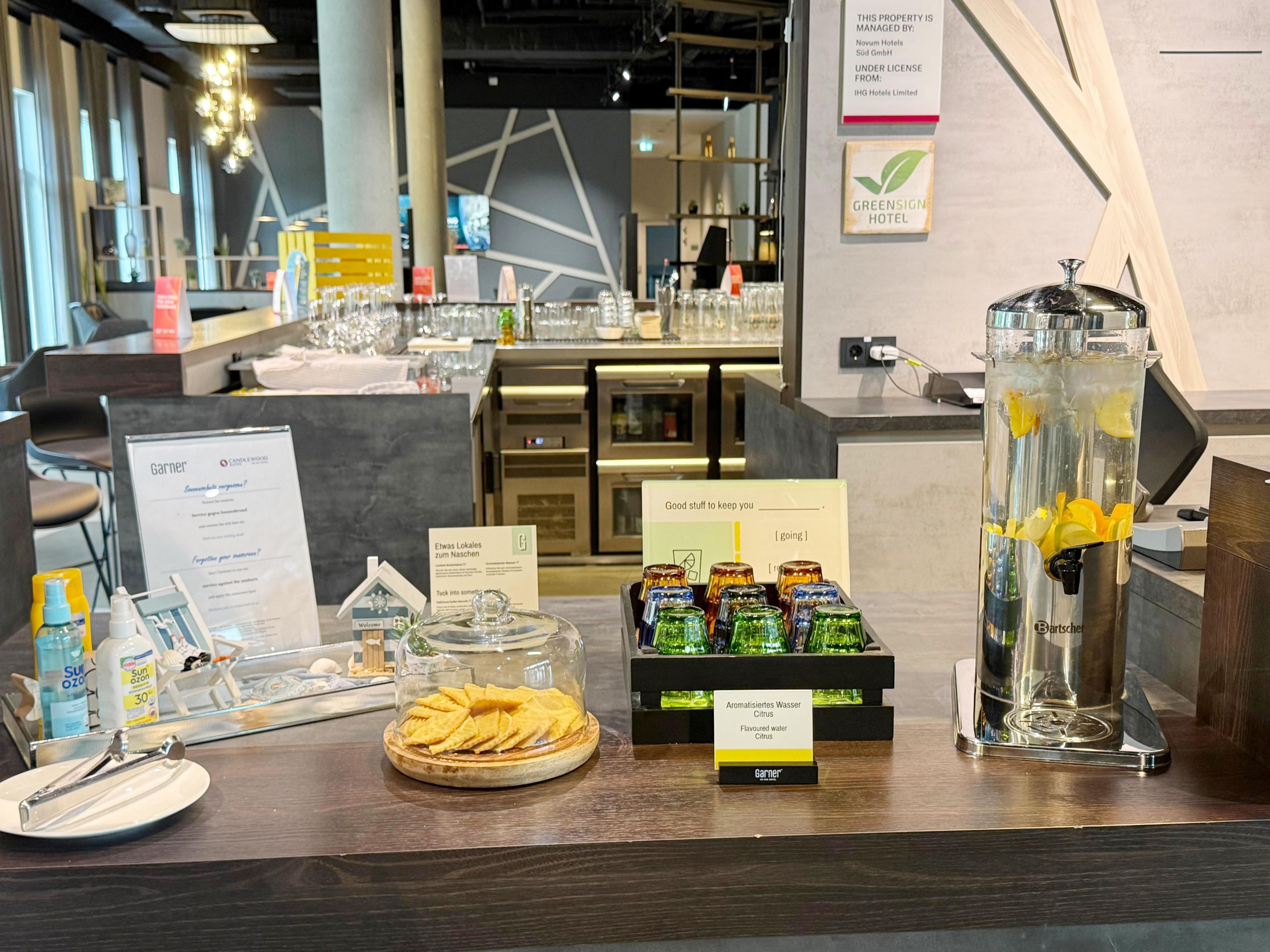 Upon arrival, enjoy a refreshing drink – the perfect way to unwind after your journey. Complemented by tasty cookies for a light snack, it’s a relaxed start to your stay at Garner Hotel Augsburg!