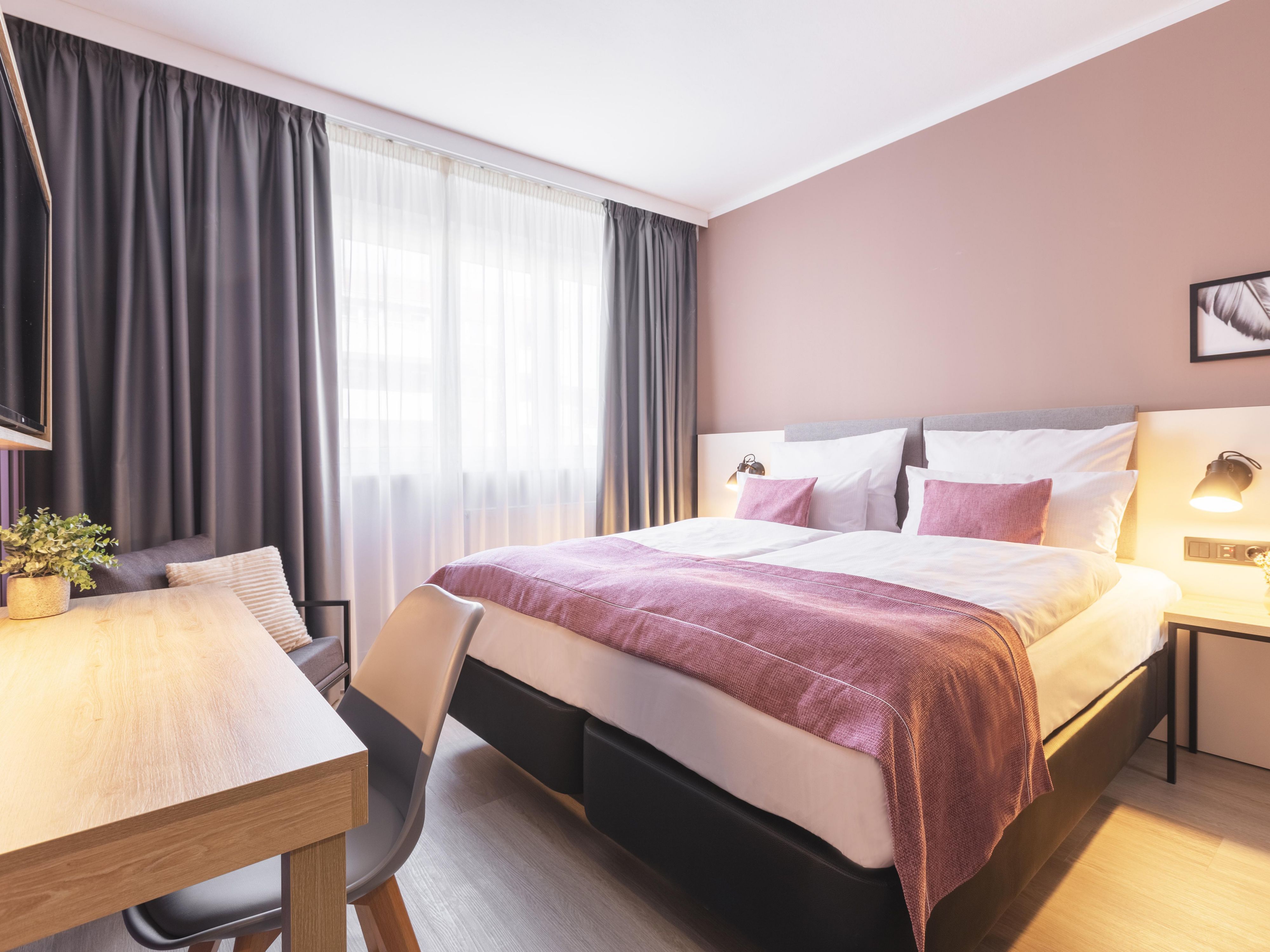 Helle Gästezimmer in sanften Farben für erholsame Nächte in Berlin