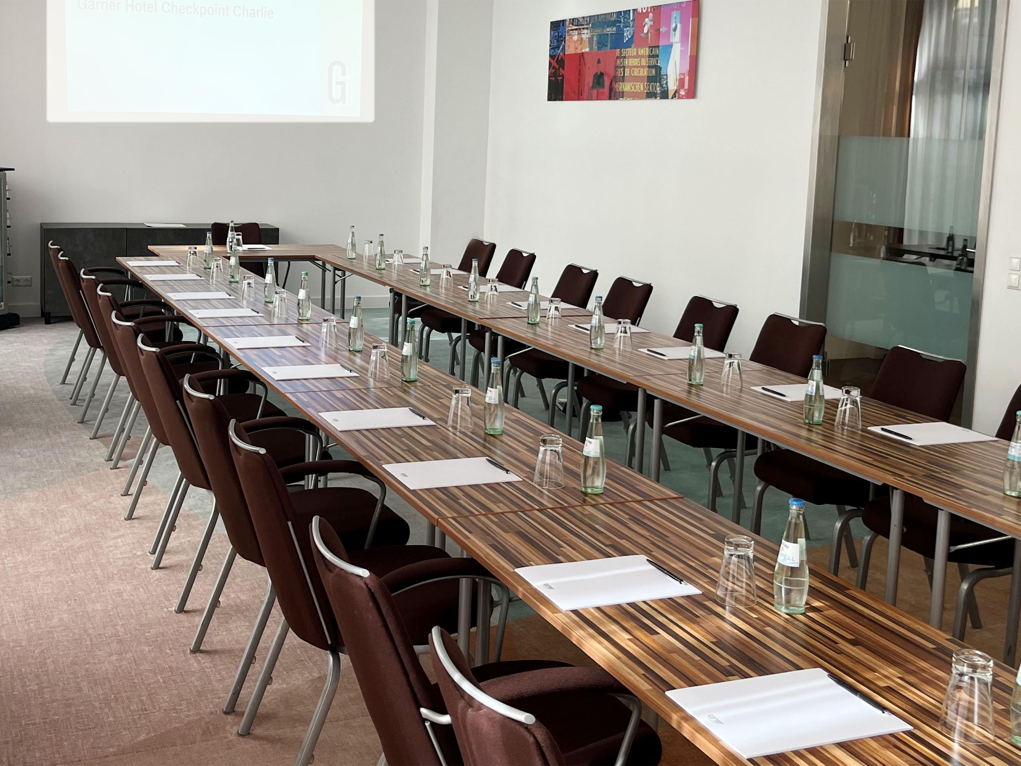 Workshops, presentations or team sessions – our three modern meeting rooms offer the perfect space for every idea. Stylish, flexible and right in the heart of Berlin. For those who want more than the usual – and need spaces that work with them, not against them.