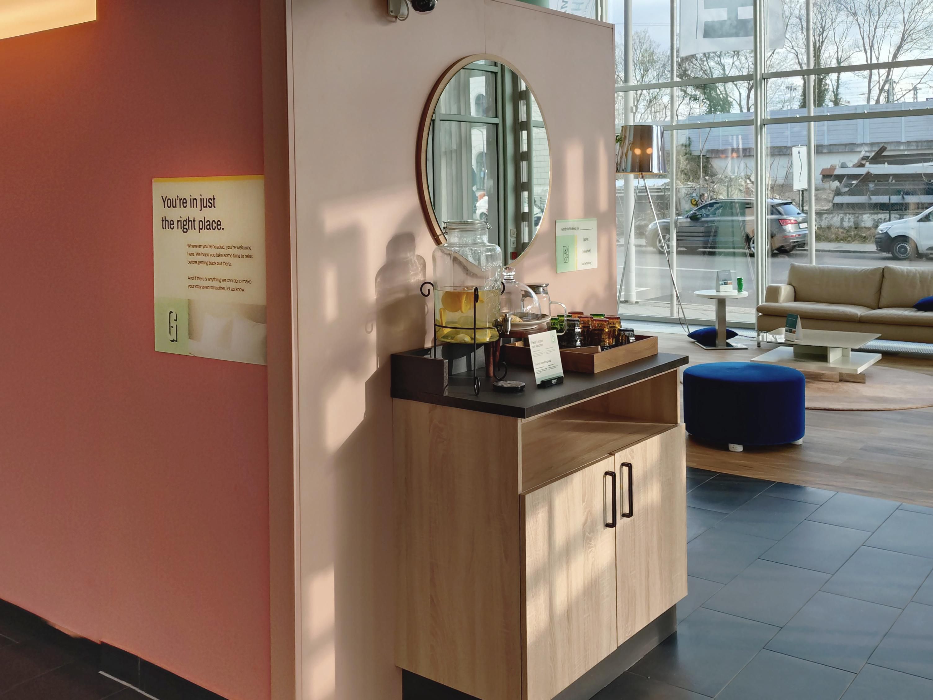 Zur Begrüßung erwartet Sie in unserer Lobby eine Erfrischungsstation mit kostenlosem, aromatisiertem Wasser. Genießen Sie fruchtige Frische gleich bei Ihrer Anreise – ein kleiner Genussmoment zur Einstimmung auf Ihren Aufenthalt.