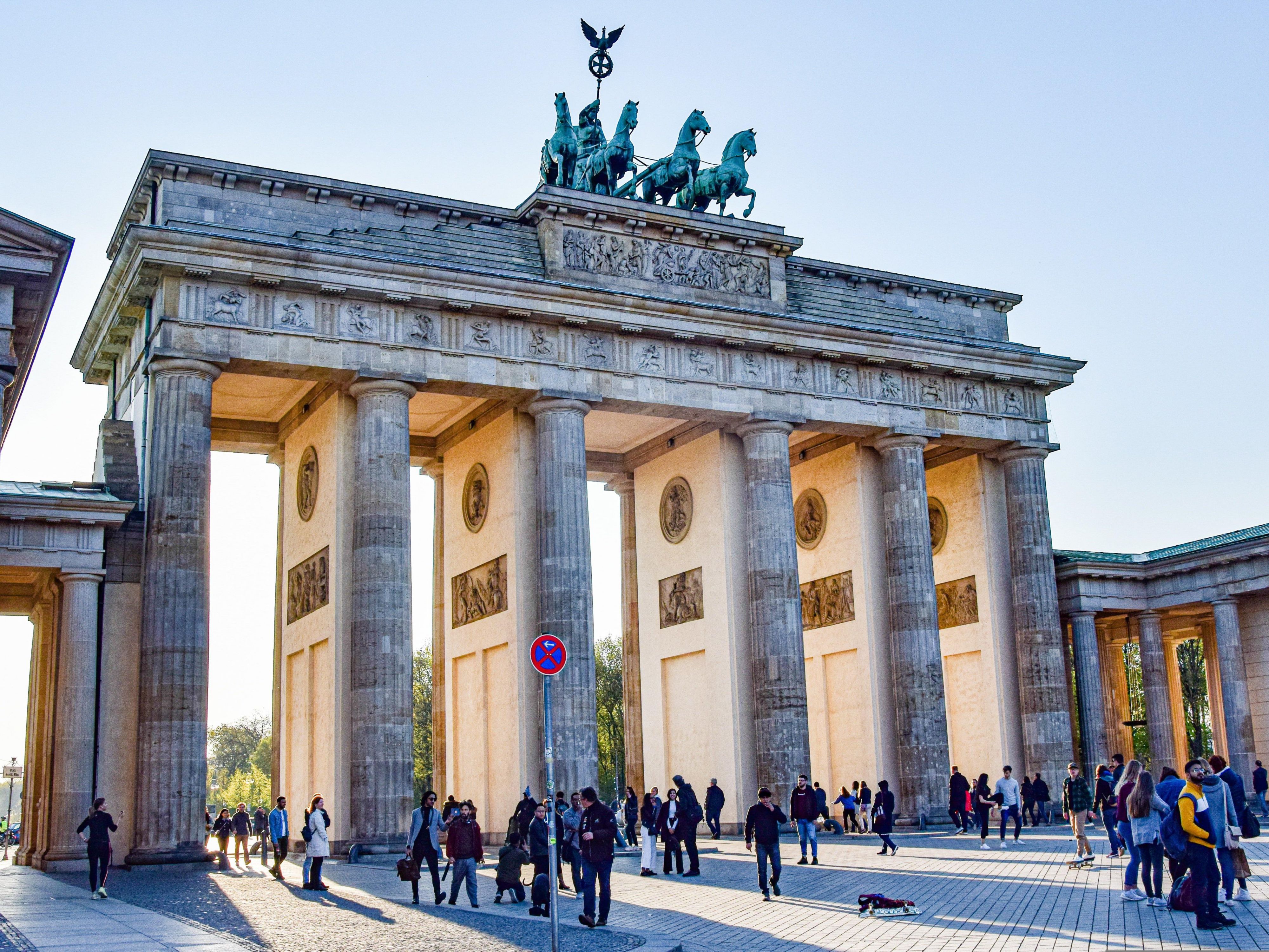Close to our hotel, you can discover Berlin's highlights such as the famous Brandenburg Gate, the green Tiergarten park for relaxing, the Kurfürstendamm shopping mile and the historic Checkpoint Charlie - perfectly accessible for sightseeing and experiences in the capital.
