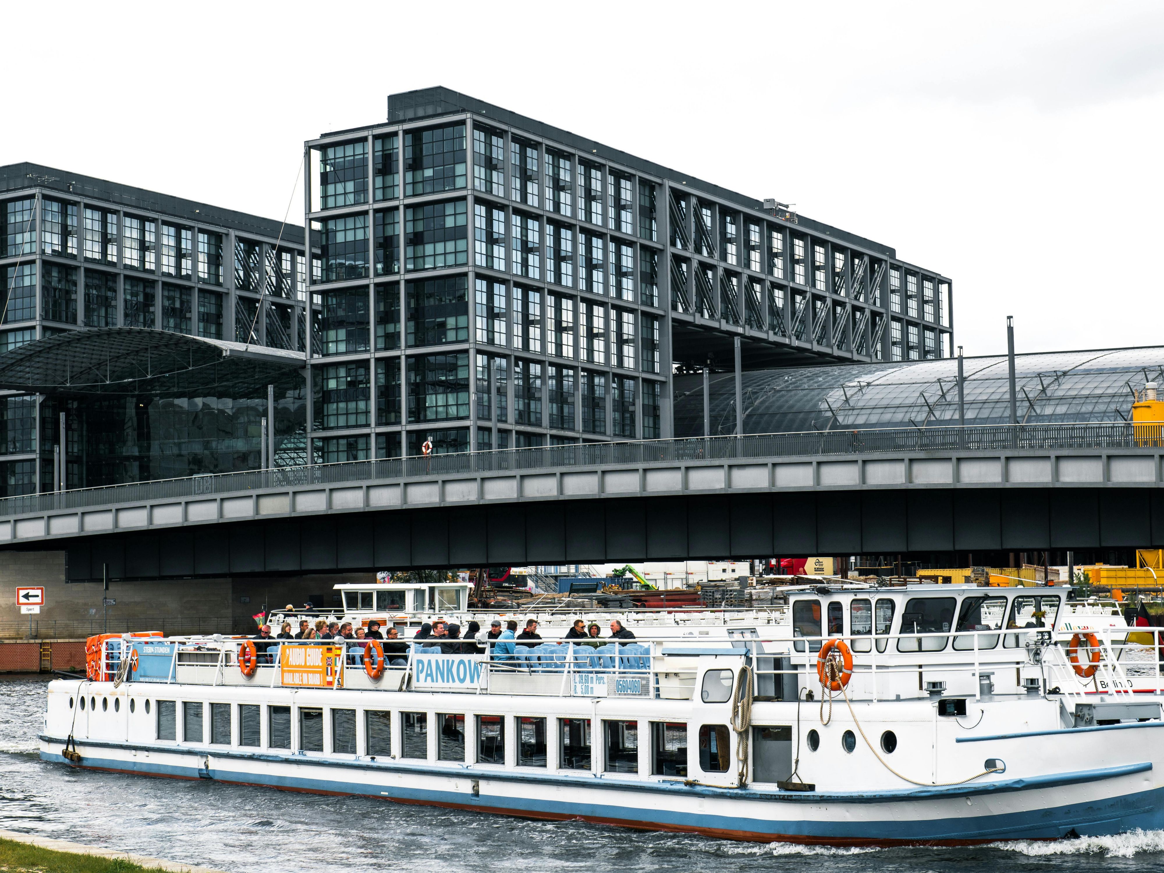 From Garner Hotel Berlin, the departure points of Stern und Kreisschiffahrt are easy to reach. Discover Berlin with a relaxing day cruise – whether a historic city tour or a scenic journey through lakes and canals. A memorable experience during your stay!
