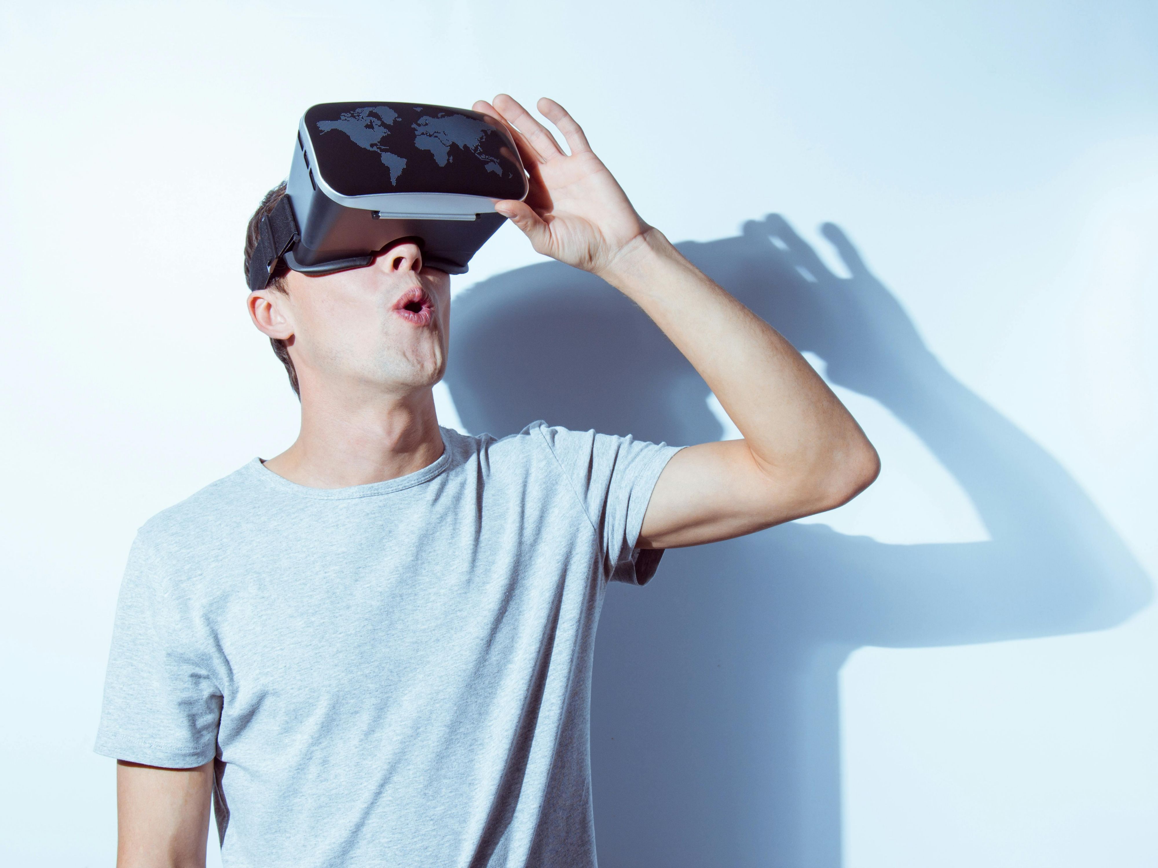 Experience a virtual journey through the history of the capital with TimeRide Berlin. Whether as an interactive VR city tour or in the Senseum - immerse yourself in the divided Berlin of the 1980s and feel the emotions of reunification up close. Ideal for families and history fans.