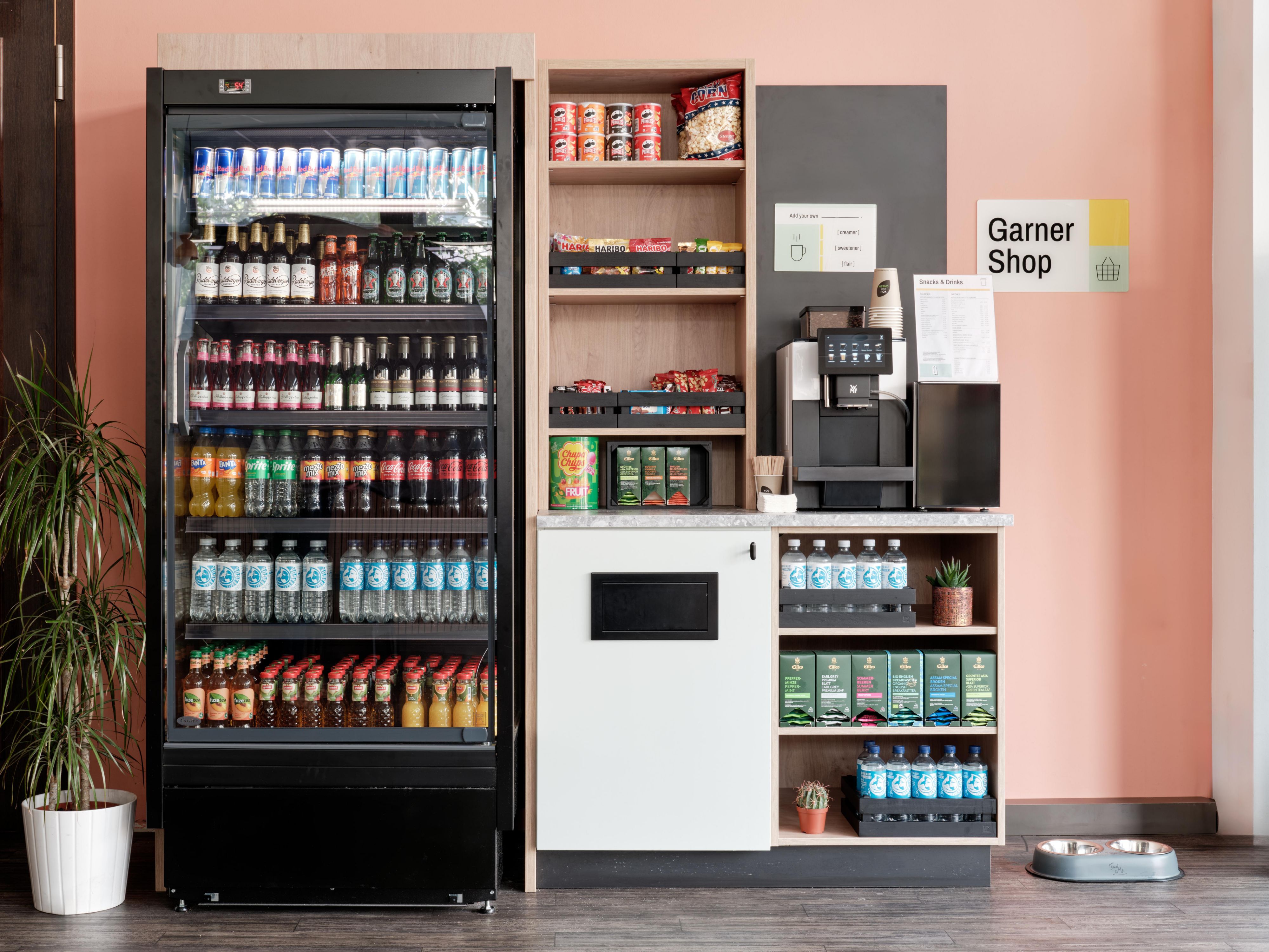 The Garner Shop in the hotel lobby is open around the clock and offers a wide selection of drinks and snacks. Whether for a quick bite or a refreshing drink - you'll always find what you need here. Perfect for a little treat in between!