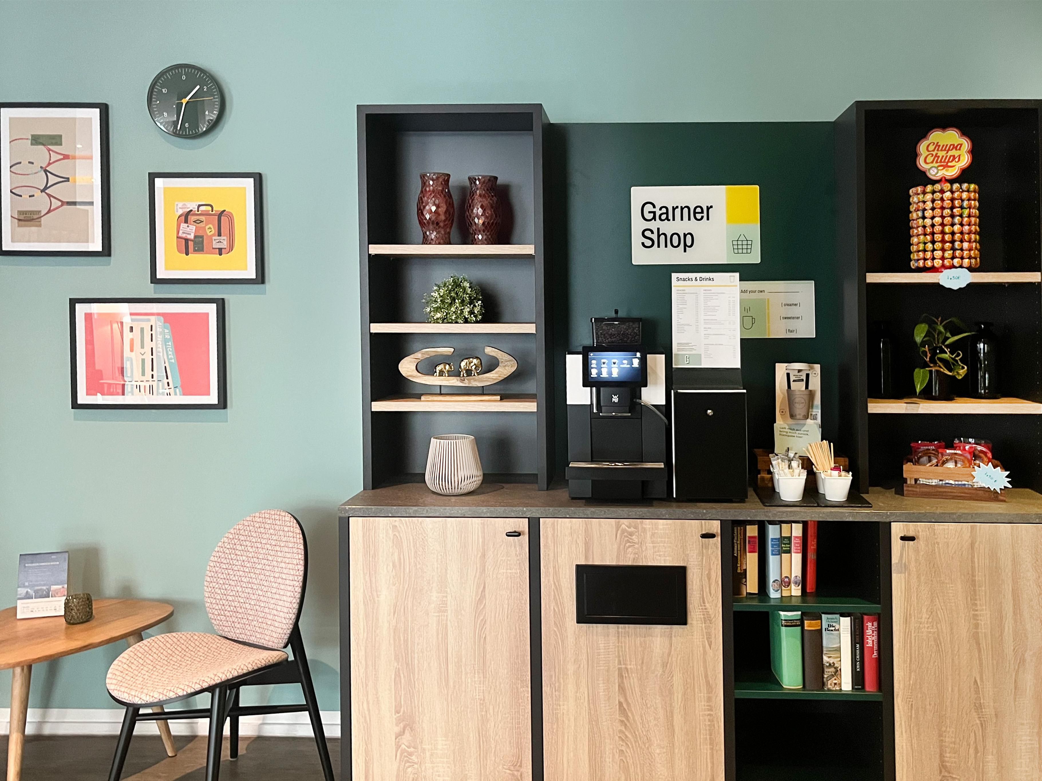 Located in the hotel lobby, the Garner Shop is open around the clock. Whether you're in the mood for a quick bite, a refreshing drink, or a late-night snack – you'll find a wide selection anytime. Perfect for a spontaneous treat, day or night!