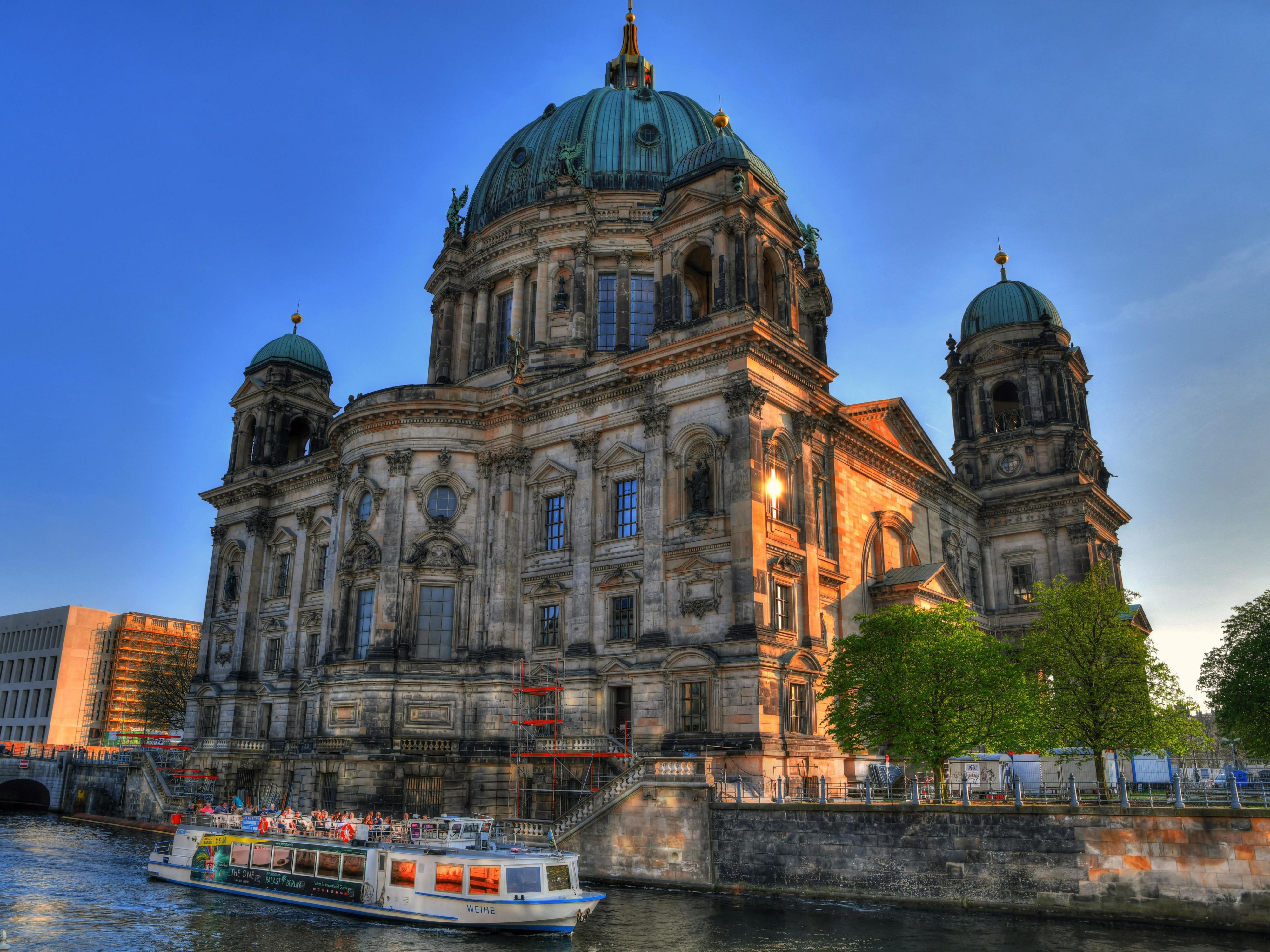 موقعنا المتميز في برلين ميتي على بعد 500 أمتار فقط من محطة مترو أنفاق كوتششتراسه / نقطة تفتيش شارلي ، مما يجعل إقامتك مريحة بشكل خاص. تقع العديد من المعالم البارزة في برلين ، مثل بوابة براندنبورغ وجيندارماركت وفريدريش ، على بعد مسافة قصيرة سيرًا على الأقدام. مثالية لمشاهدة المعالم السياحية أو التسوق أو اجتماعات العمل.