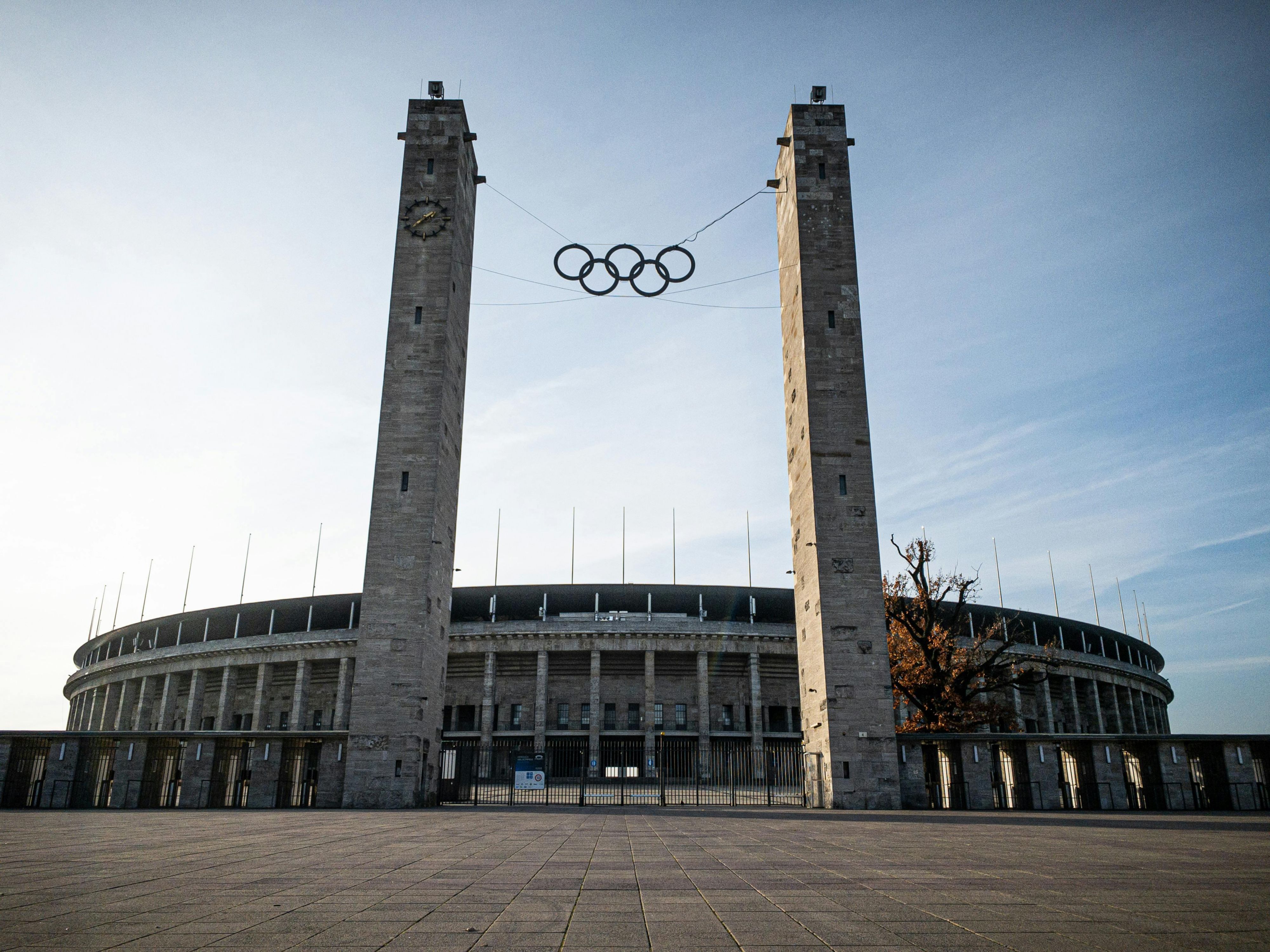 The Garner Hotel Berlin-Spandau is ideally located for sports and event fans: only about 15 minutes by car or public transport to the Olympic Stadium in Berlin. Modern rooms, comfortable amenities, and good transport links make it the perfect base for games, concerts, or events at the stadium.
