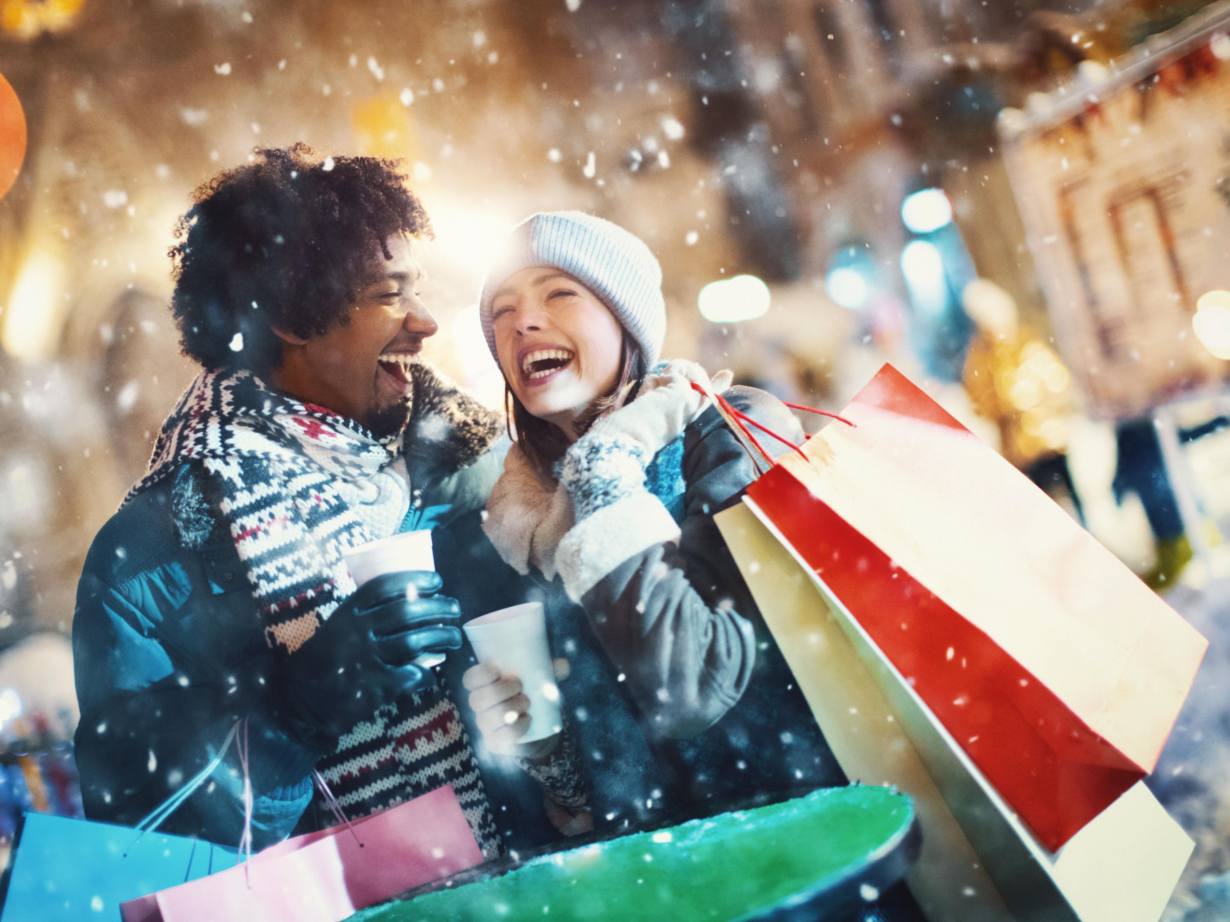 Celebrate the festive season in Schöneberg. Start with the vibrant Christmas Avenue from 24 Nov to 23 Dec. Indulge in treats at the Culinary Christmas Market near Julius-Leber-Bridge until 30 Dec, and finish your festive shopping at the new KaDeWe market until 1 Jan. Something for every taste!