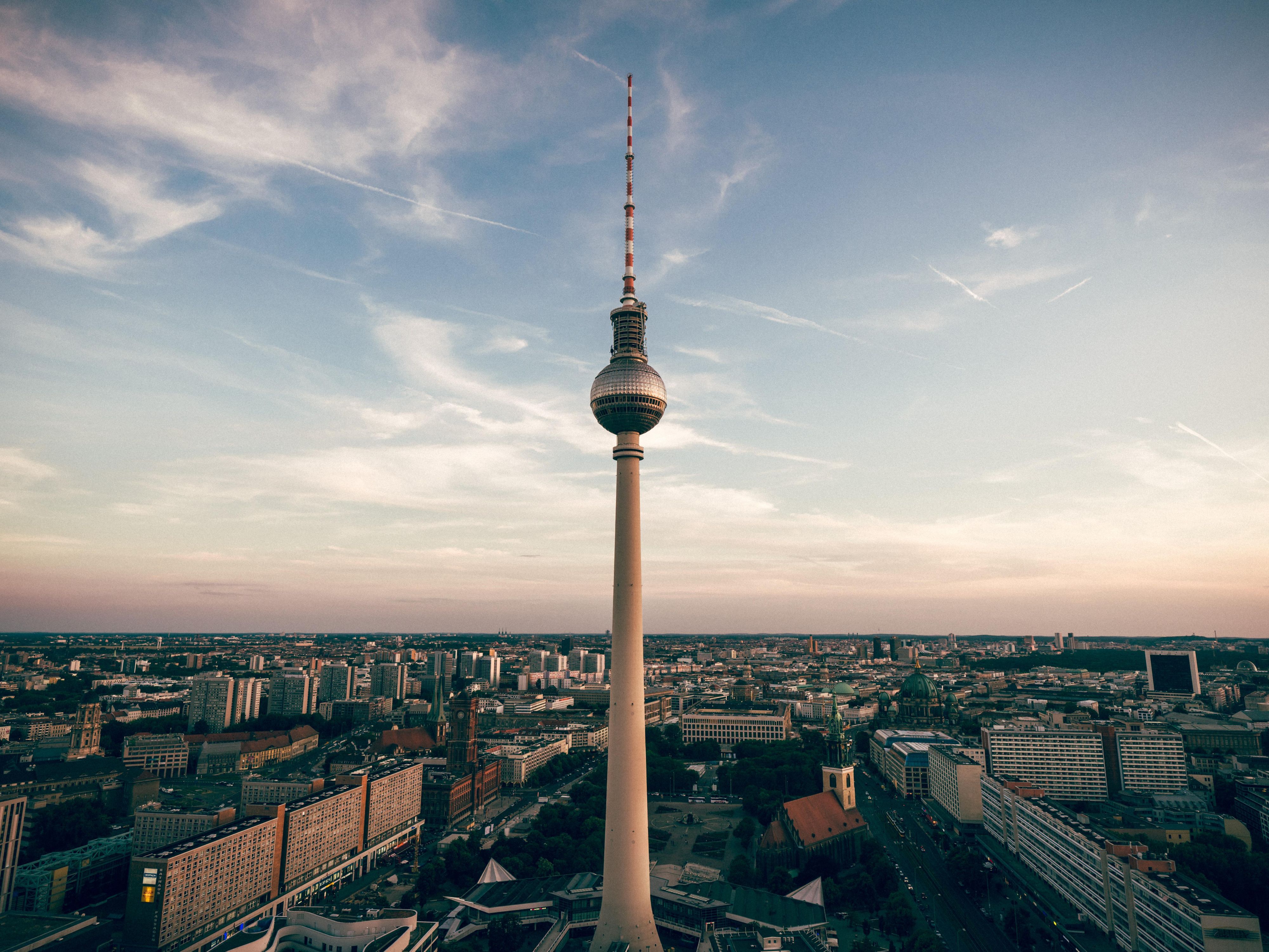 Just steps from the iconic Checkpoint Charlie, our hotel puts you in the middle of it all. Walk to must-sees like Brandenburg Gate, Museum Island or Potsdamer Platz. Whether you're here to explore, shop or work – Berlin starts right outside our door.