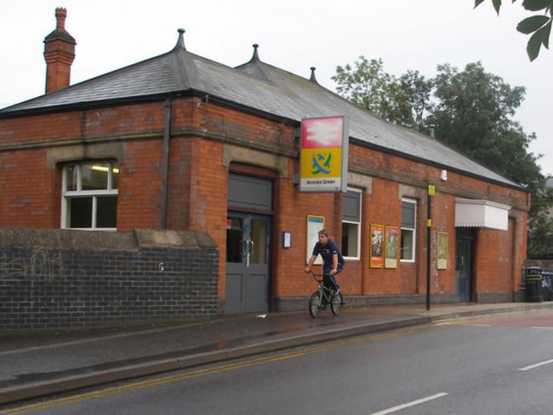 Localizado ao lado da estação Acocks Green, o hotel oferece fácil acesso ao centro de Birmingham, NEC e mais. Explore lojas locais vibrantes, cafés aconchegantes e parques próximos. Perfeito para negócios ou lazer, aproveite o charme de Acocks Green com boas conexões de transporte.