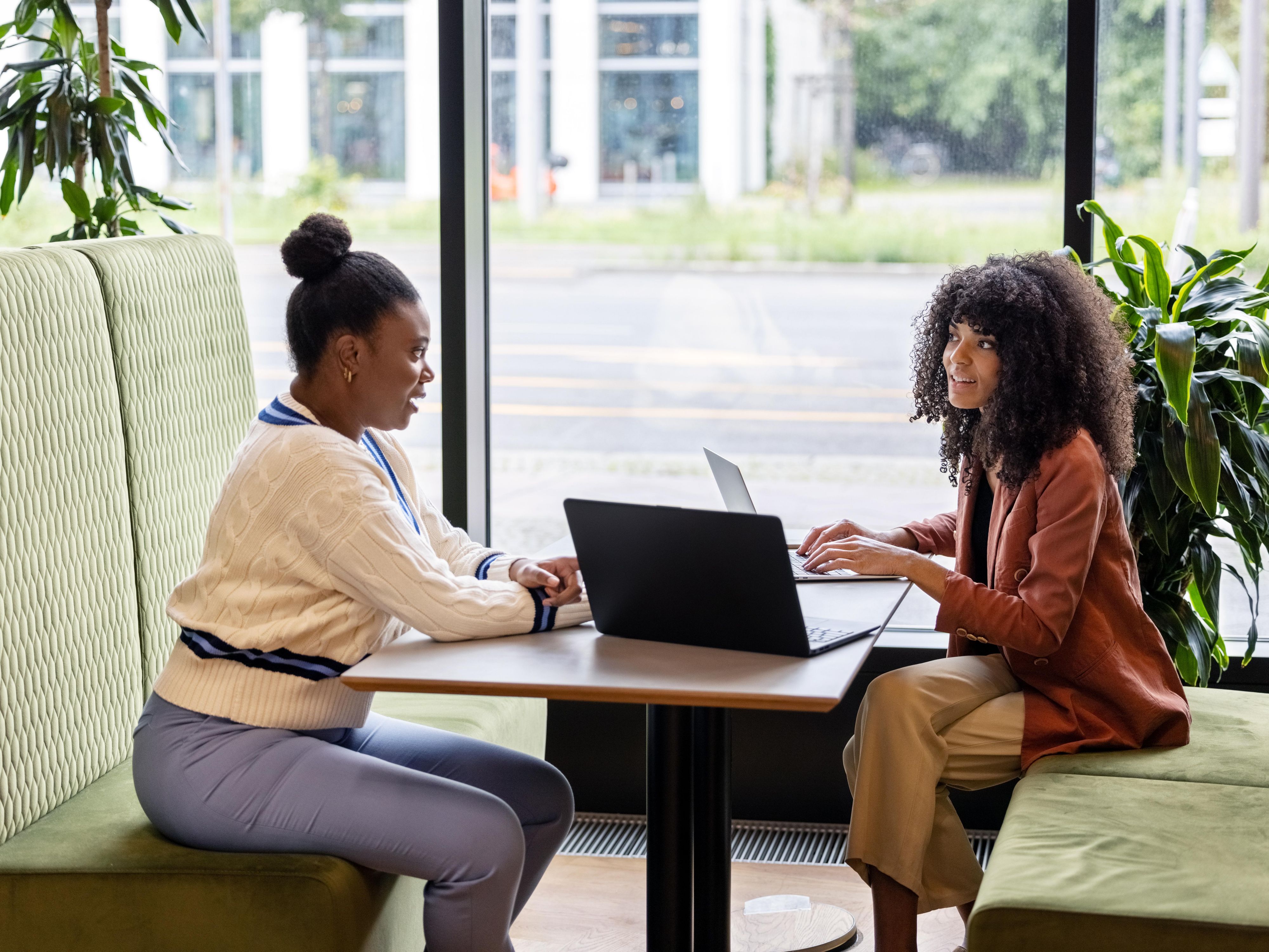 Nossas salas de reuniões flexíveis contam com tecnologia moderna, Wi-Fi rápido gratuito e ambientes confortáveis, ideais para reuniões de negócios. Próximas ao centro de Birmingham e NEC, nossa equipe dedicada garante planejamento eficiente para reuniões produtivas.