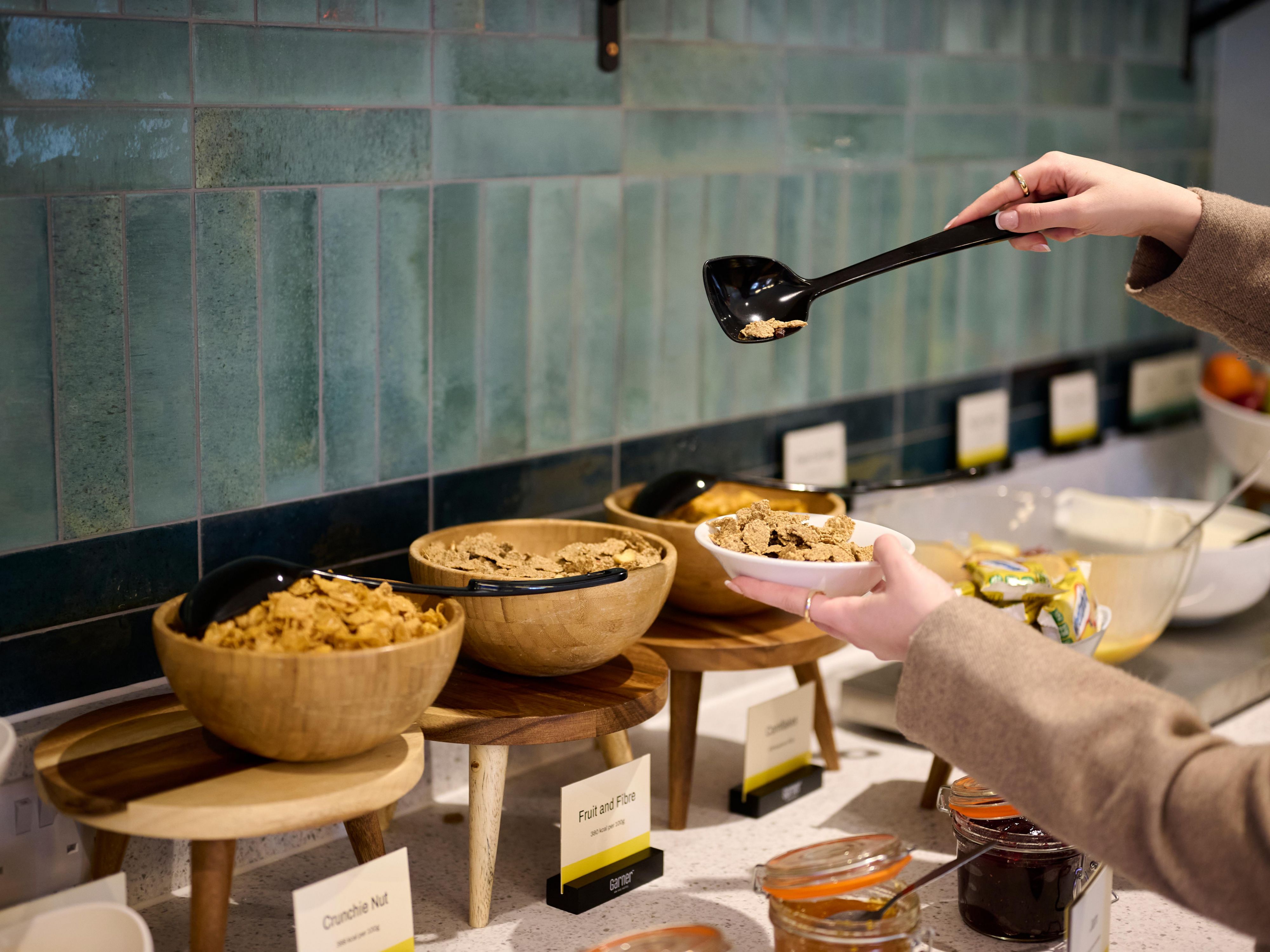 Comece o dia com um delicioso pequeno-almoço com pratos quentes, fruta fresca e pastelaria. Para quem tem pouco tempo, há uma opção para levar, ideal para manhãs ocupadas antes de explorar Birmingham ou ir ao NEC.