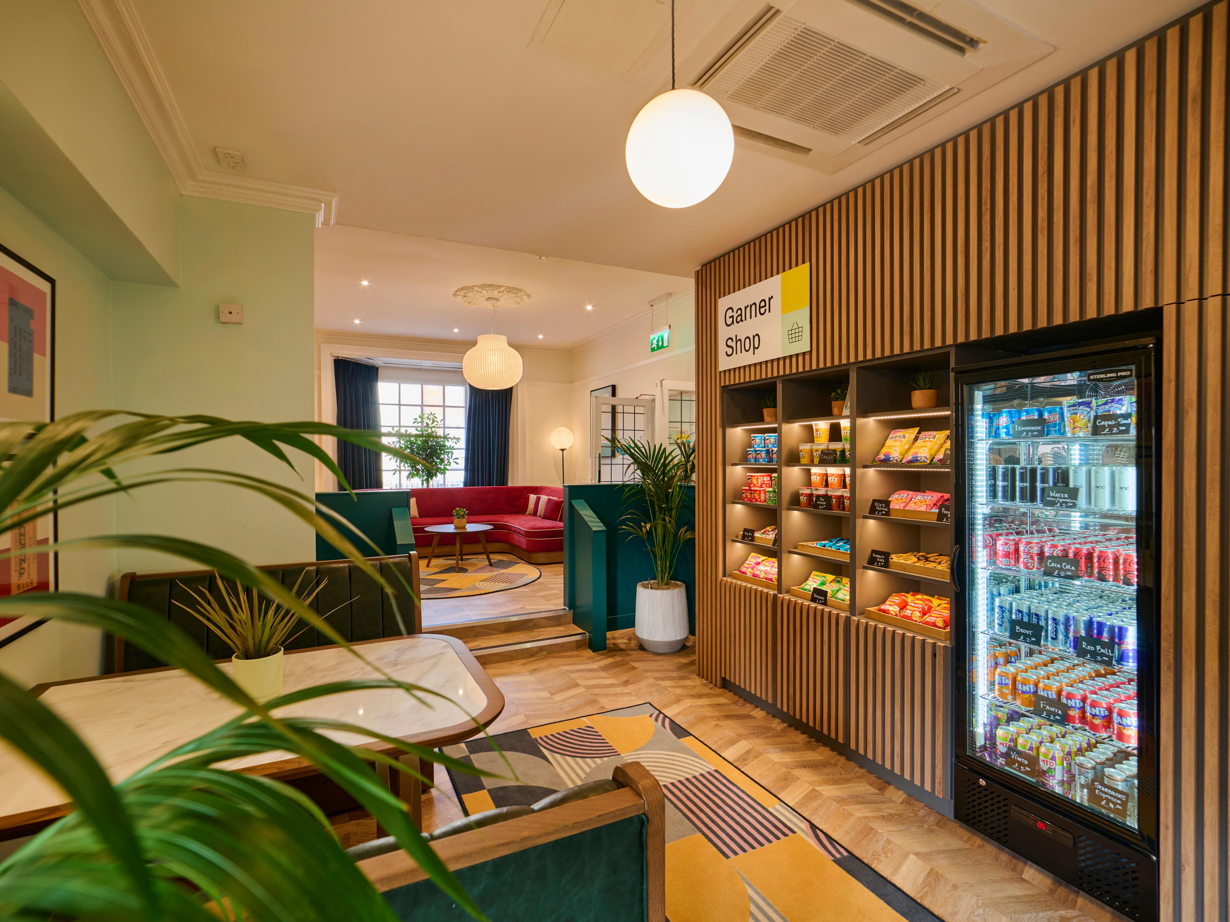 أرفف متجر غارنر مع المشروبات المثلجة والحلويات