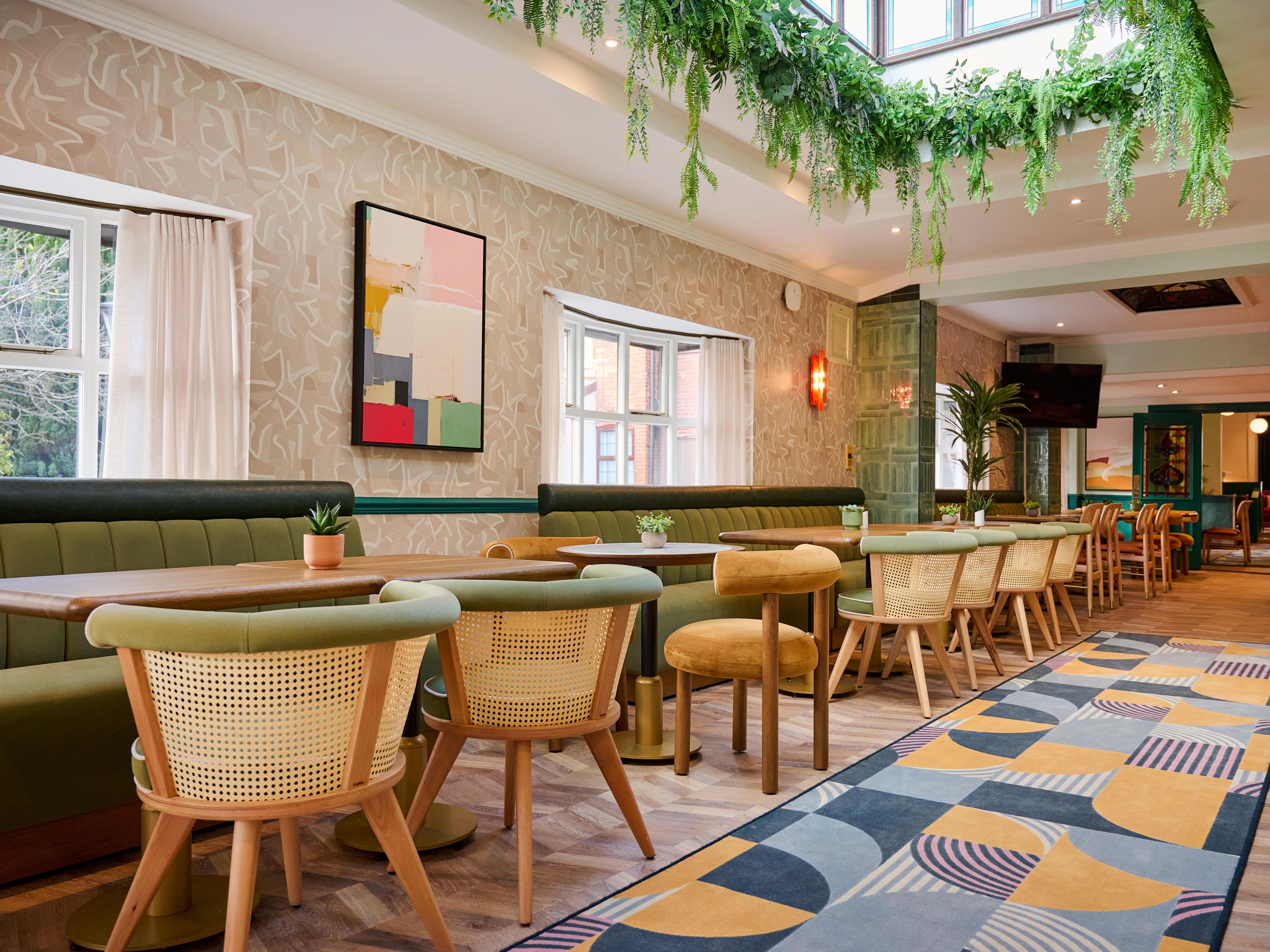 Desfrute do conforto moderno com Wi-Fi rápido grátis, estacionamento, quartos acolhedores com café e chá, e restaurante e bar acolhedores. Para negócios ou lazer, as nossas comodidades tornam a sua estadia fácil e agradável.