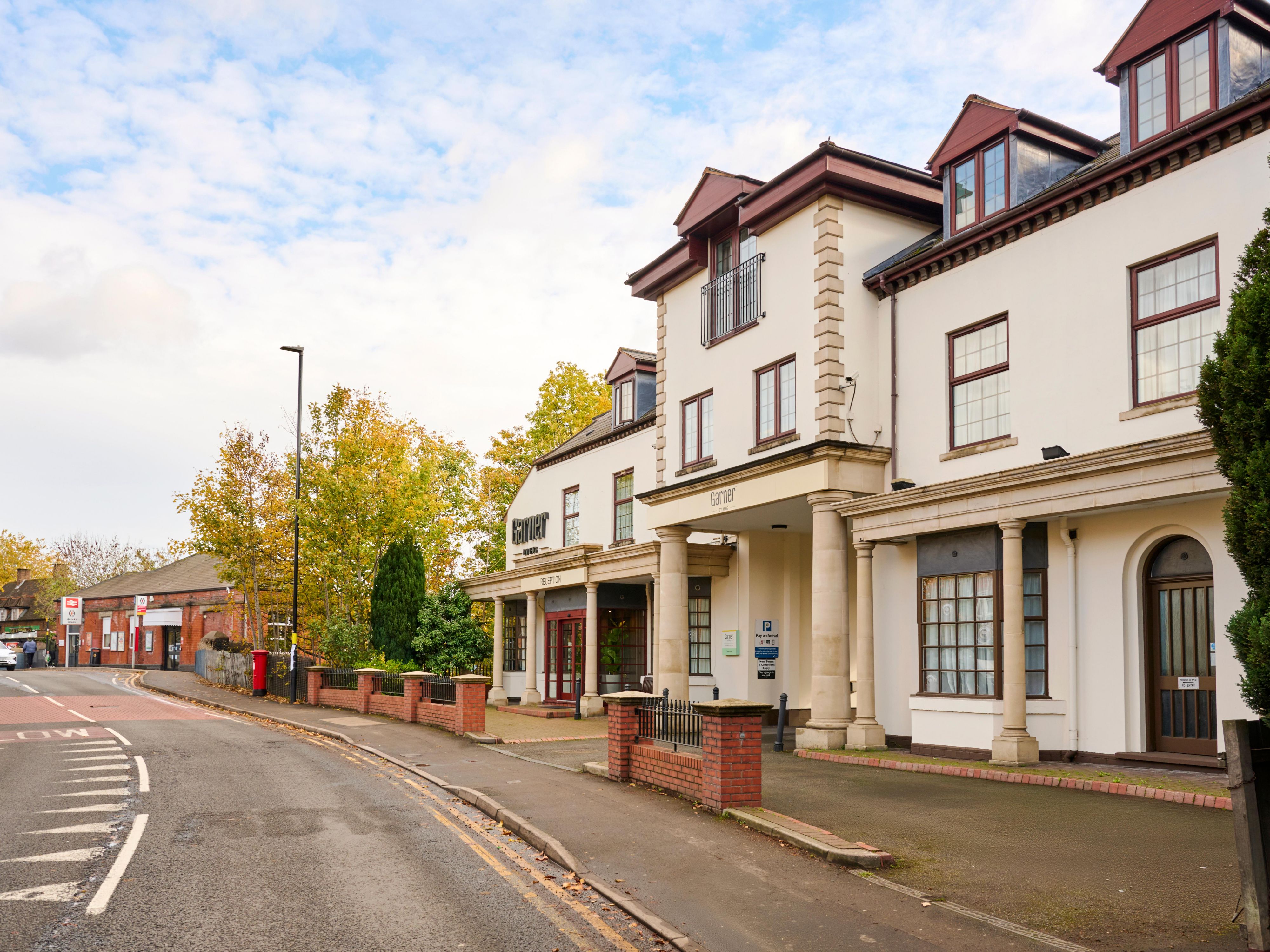 Ubicado junto a la estación Acocks Green, el hotel ofrece fácil acceso al centro de Birmingham, NEC y más. Explore tiendas locales, cafés acogedores y parques cercanos. Perfecto para negocios o turismo, disfrute del encanto de Acocks Green con buenas conexiones de transporte.
