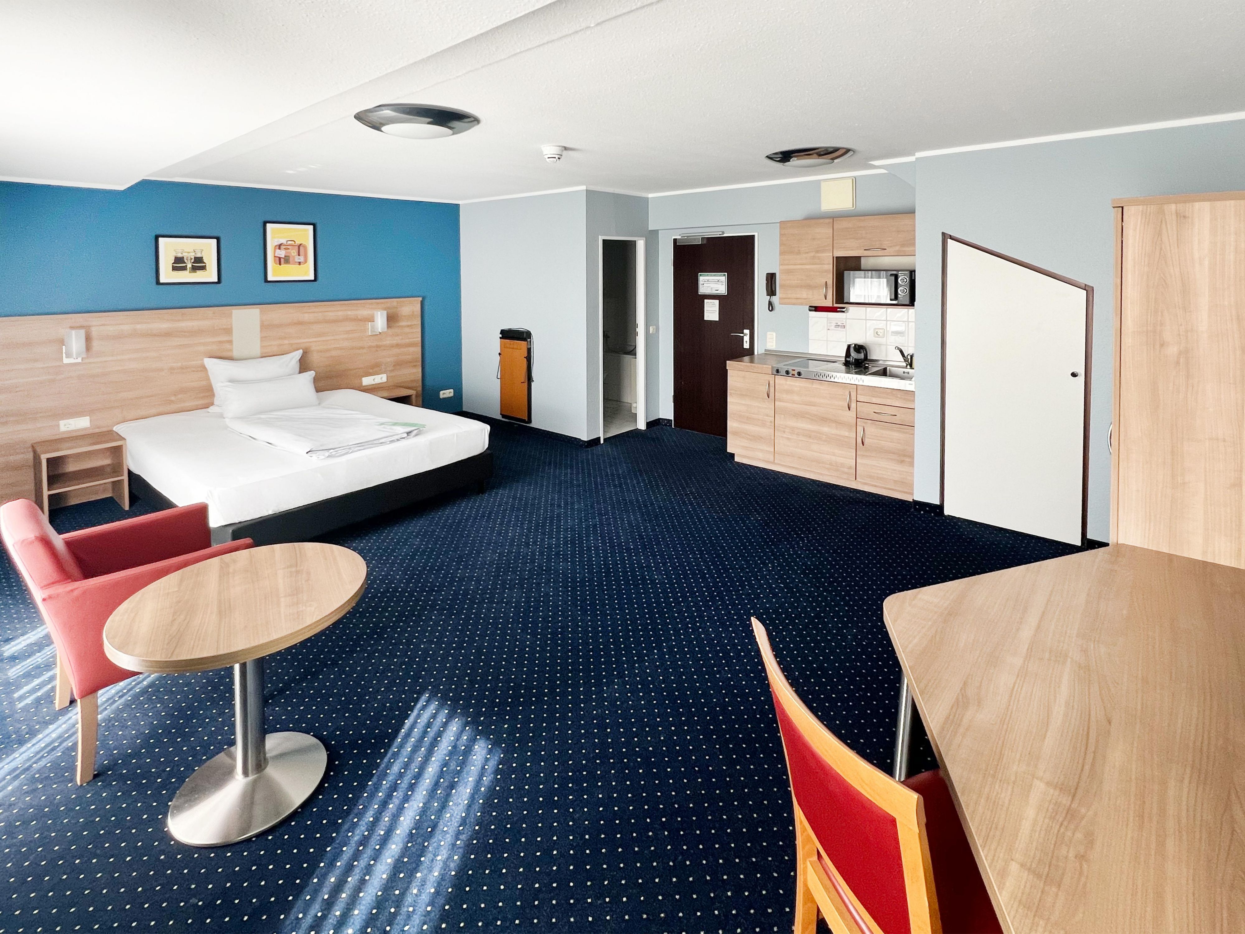Our spacious apartment rooms with integrated kitchenettes are perfectly suited for longer stays. Enjoy the convenience of self-catering and plenty of space for a pleasant long stay.