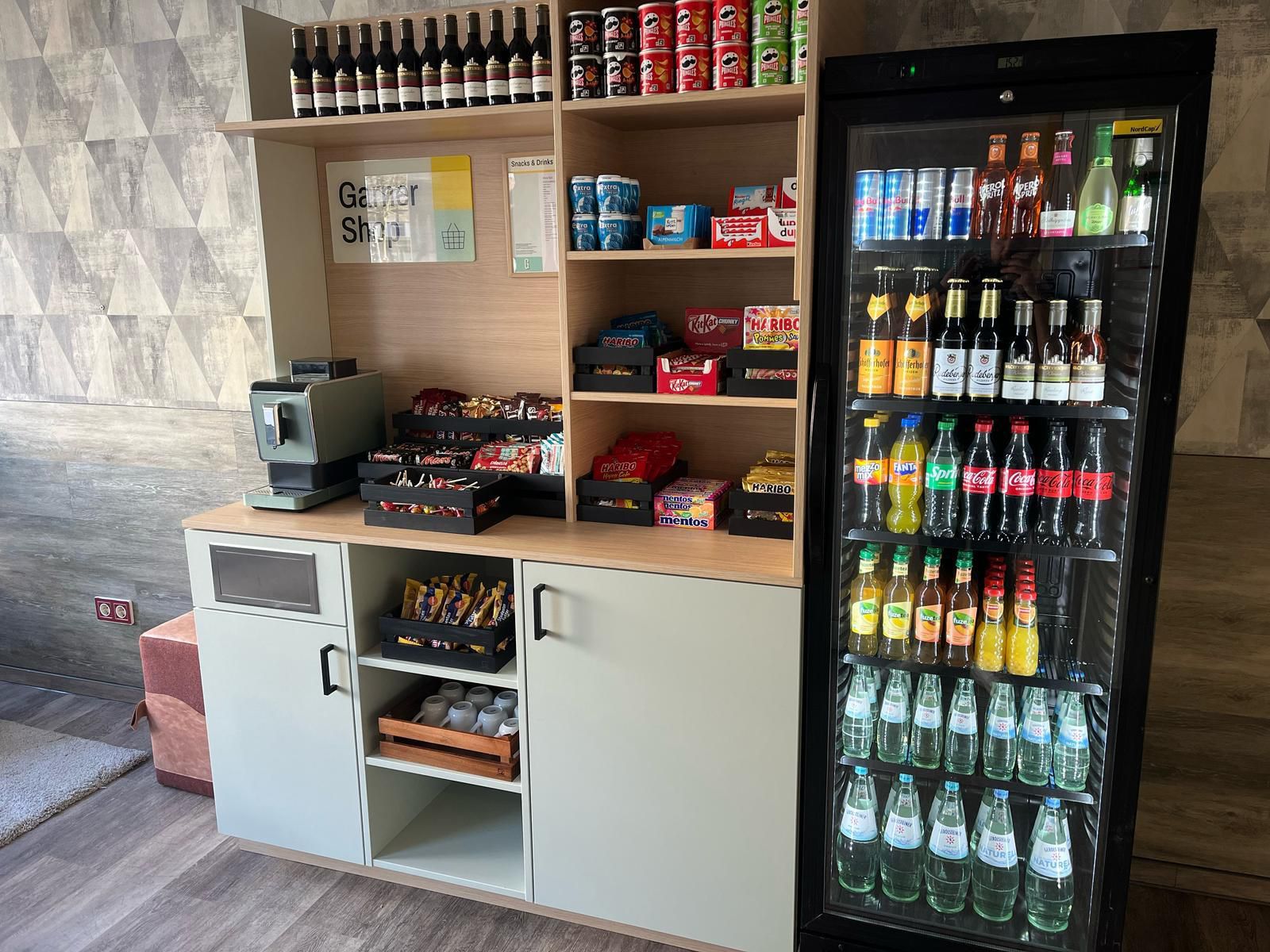 Our Garner Shop is located in the Lobby and provides you with fresh drinks and delicious snacks as well as a selection of essential personal care items during your stay.
