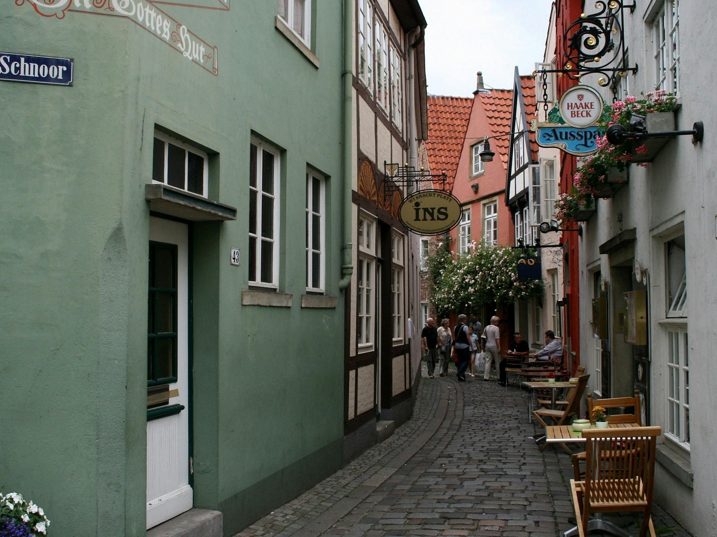 In the heart of the old town lies the Schnoor district—a historic maze of narrow streets with lovingly restored half-timbered houses, small shops, cafés, and galleries. The district is a popular destination for walkers, art lovers, and anyone who wants to experience the magic of bygone times.