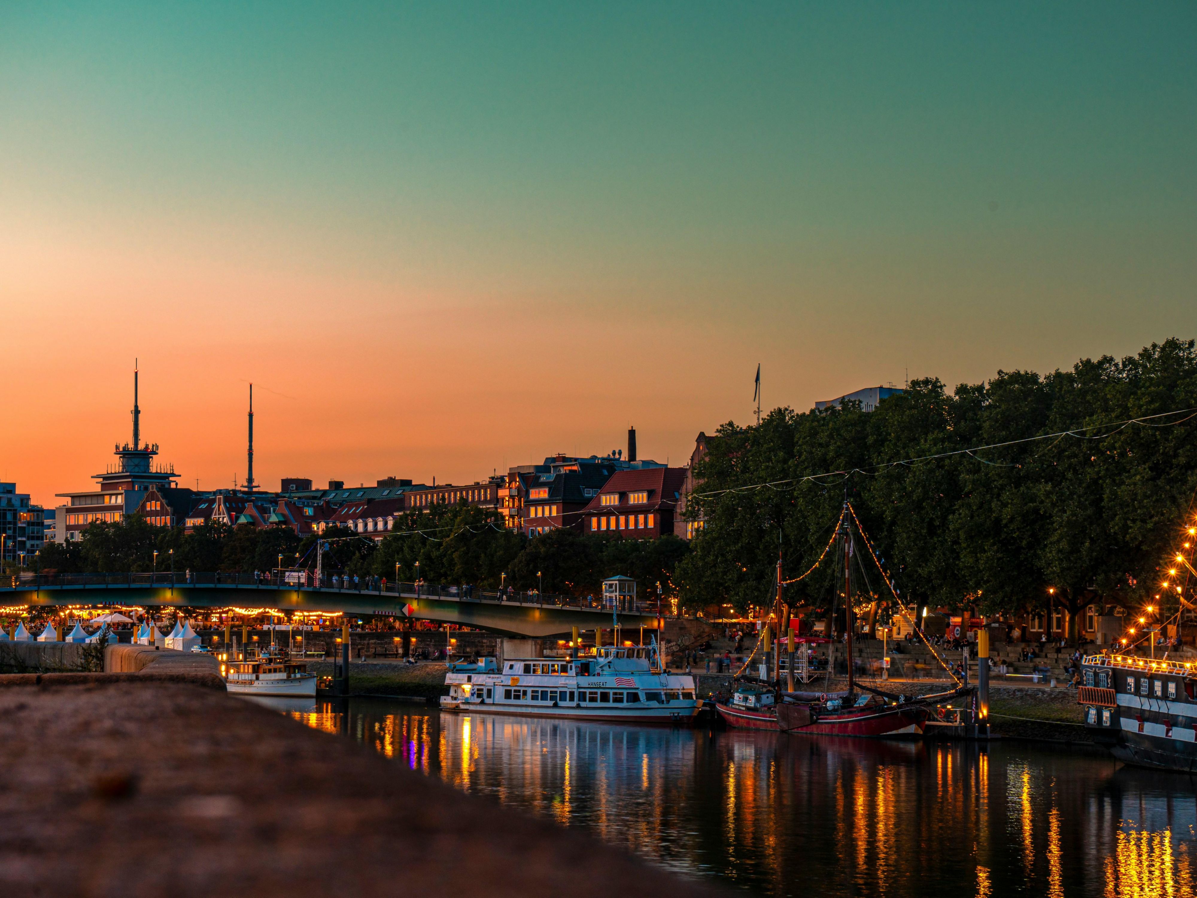 The Bremer Schlachte invites you to enjoy a relaxed evening right by the River Weser – with delicious food, refreshing drinks, and a true holiday atmosphere in the heart of the city.