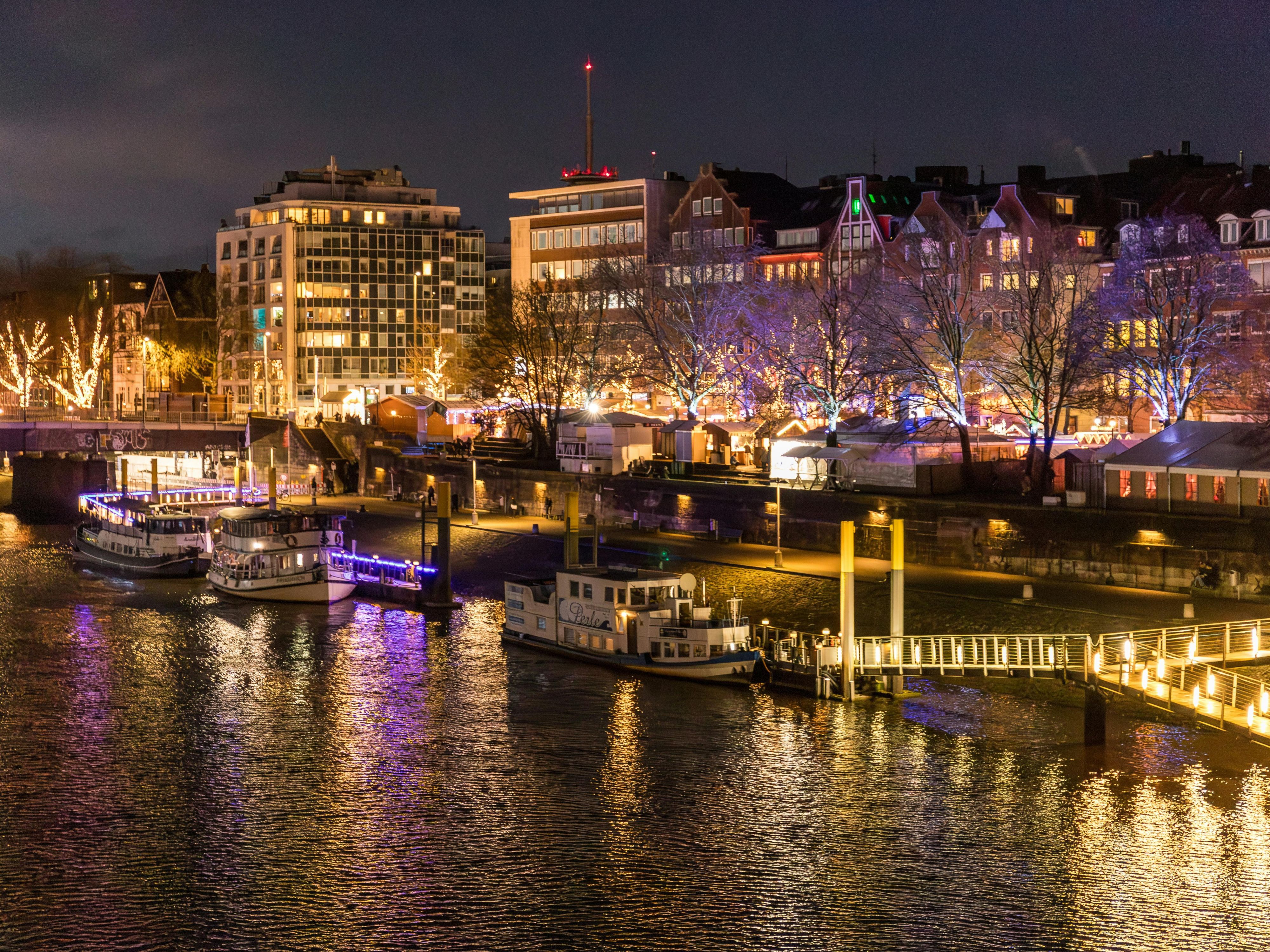Every year during Advent, the Weser promenade is transformed into a maritime christmas market known as Schlachte-Zauber.
As soon as the sun goes down, Schlachte is bathed in atmospheric blue light, immersing the waterfront promenade in an almost magical atmosphere. This historic setting is the perfect place to immerse yourself in times gone by.