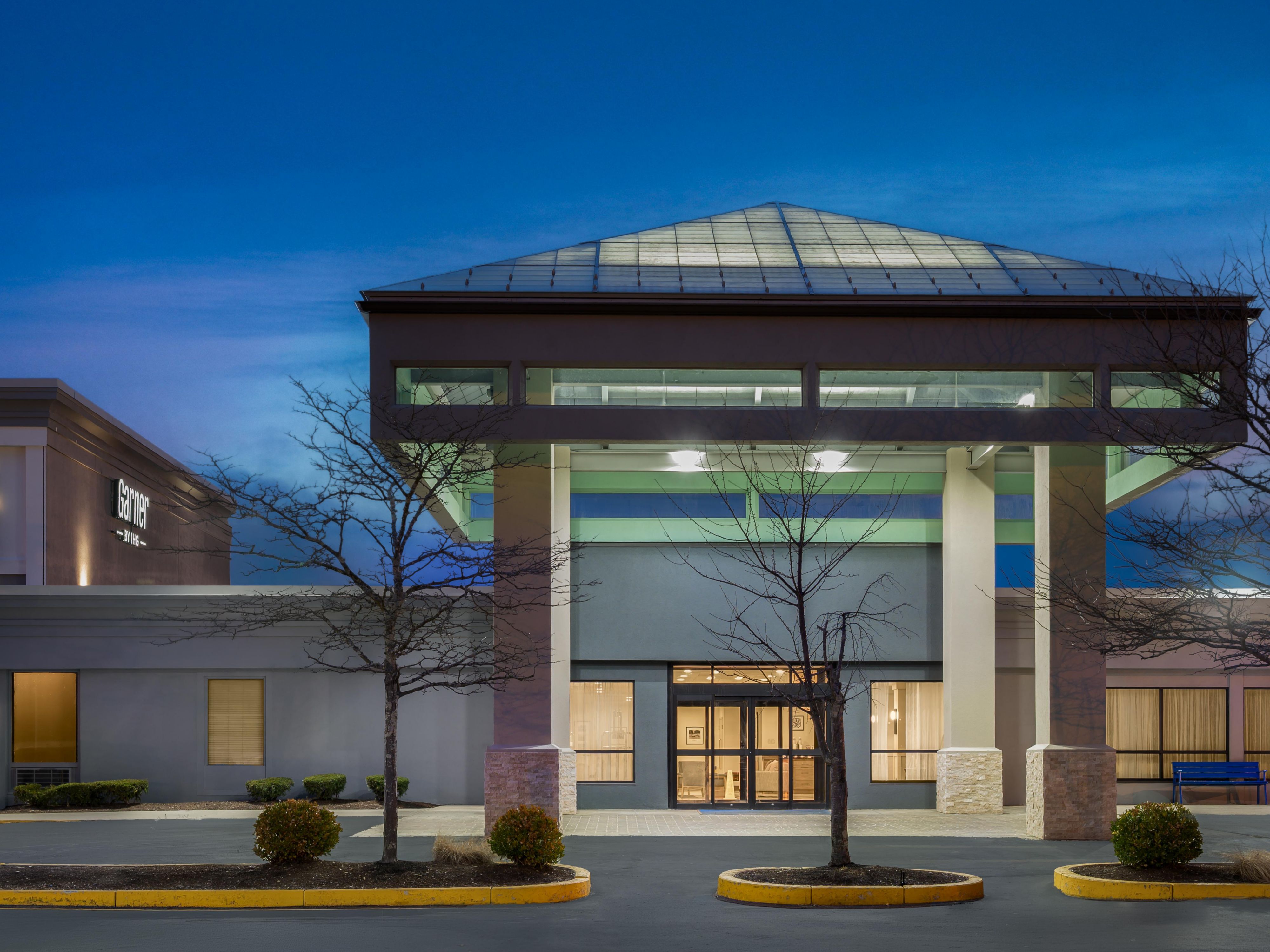 Fachada exterior del hotel al anochecer