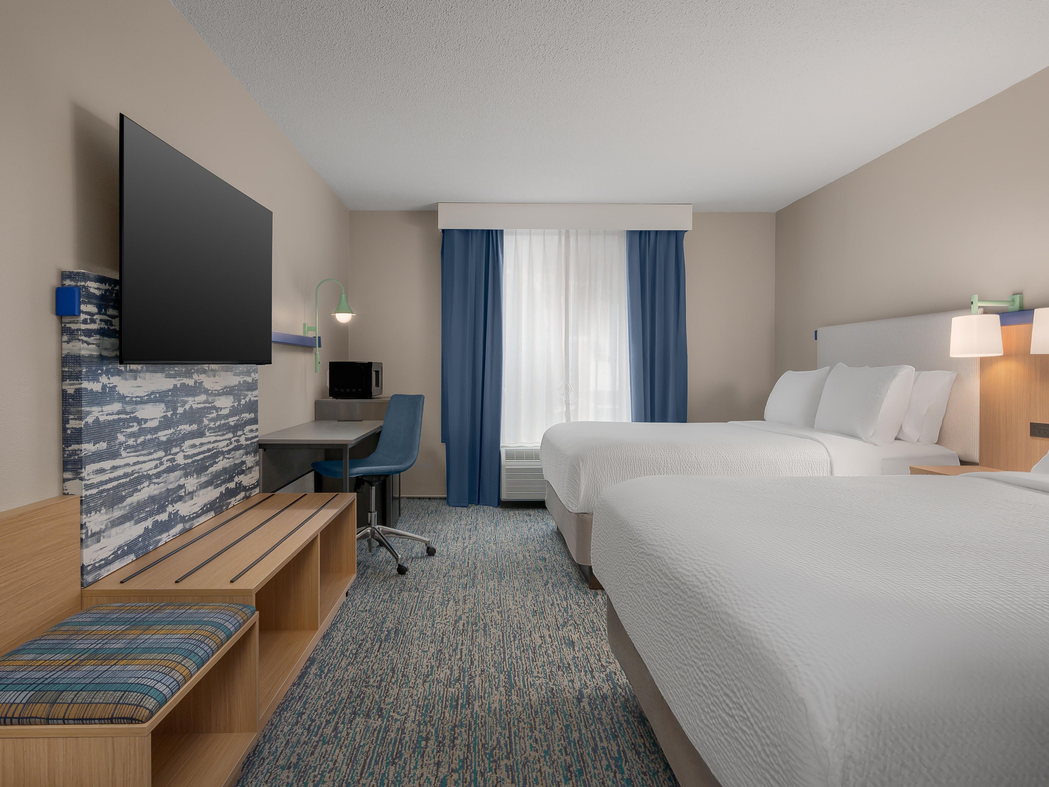 Habitación con dos camas de tamaño queen