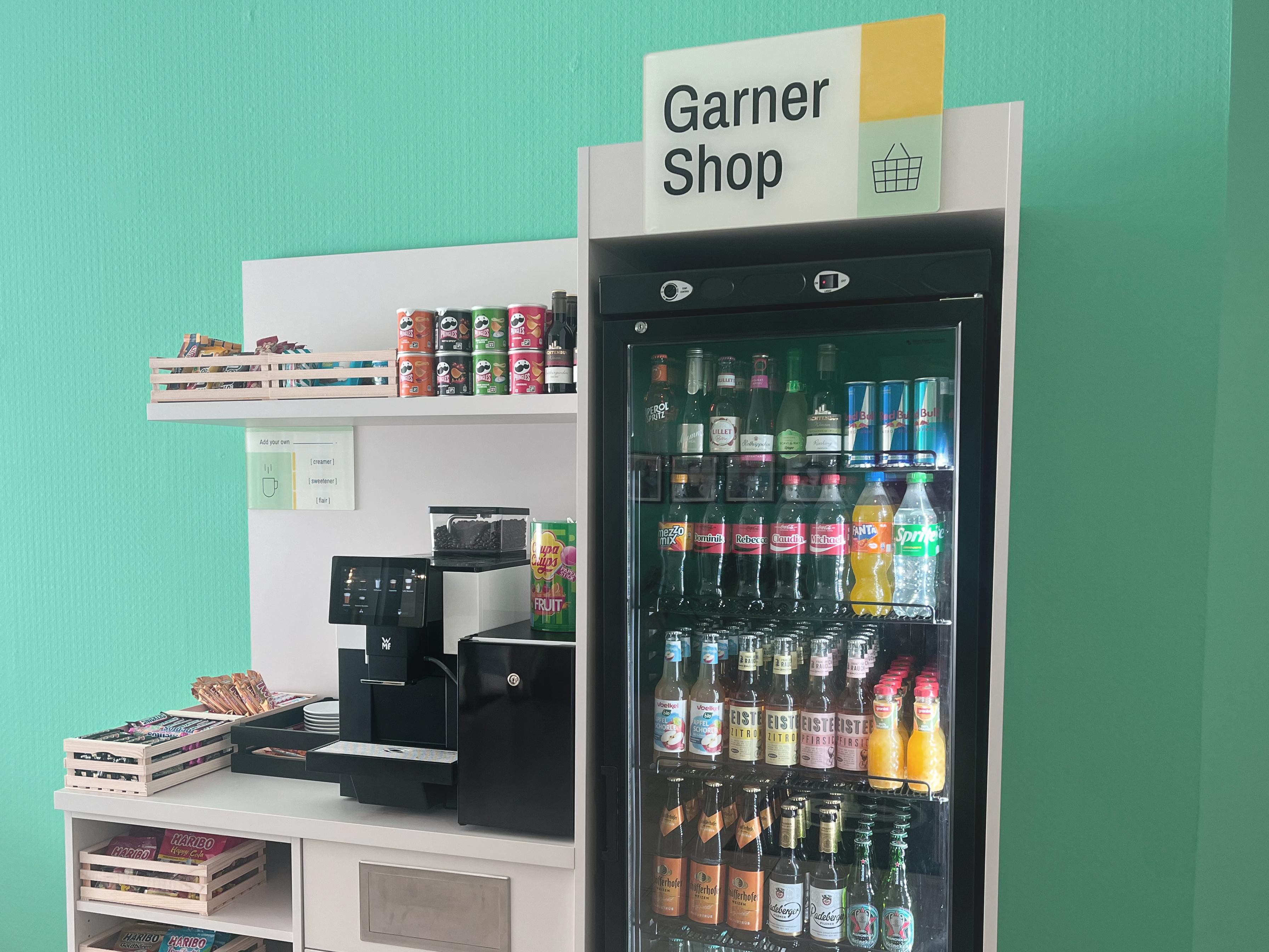 Craving something sweet, salty or sparkling? The Garner Shop is open 24/7 with snacks, drinks and treats for every mood. Whether you’re winding down or heading out – just grab what you need and pay at reception. Easy, anytime.