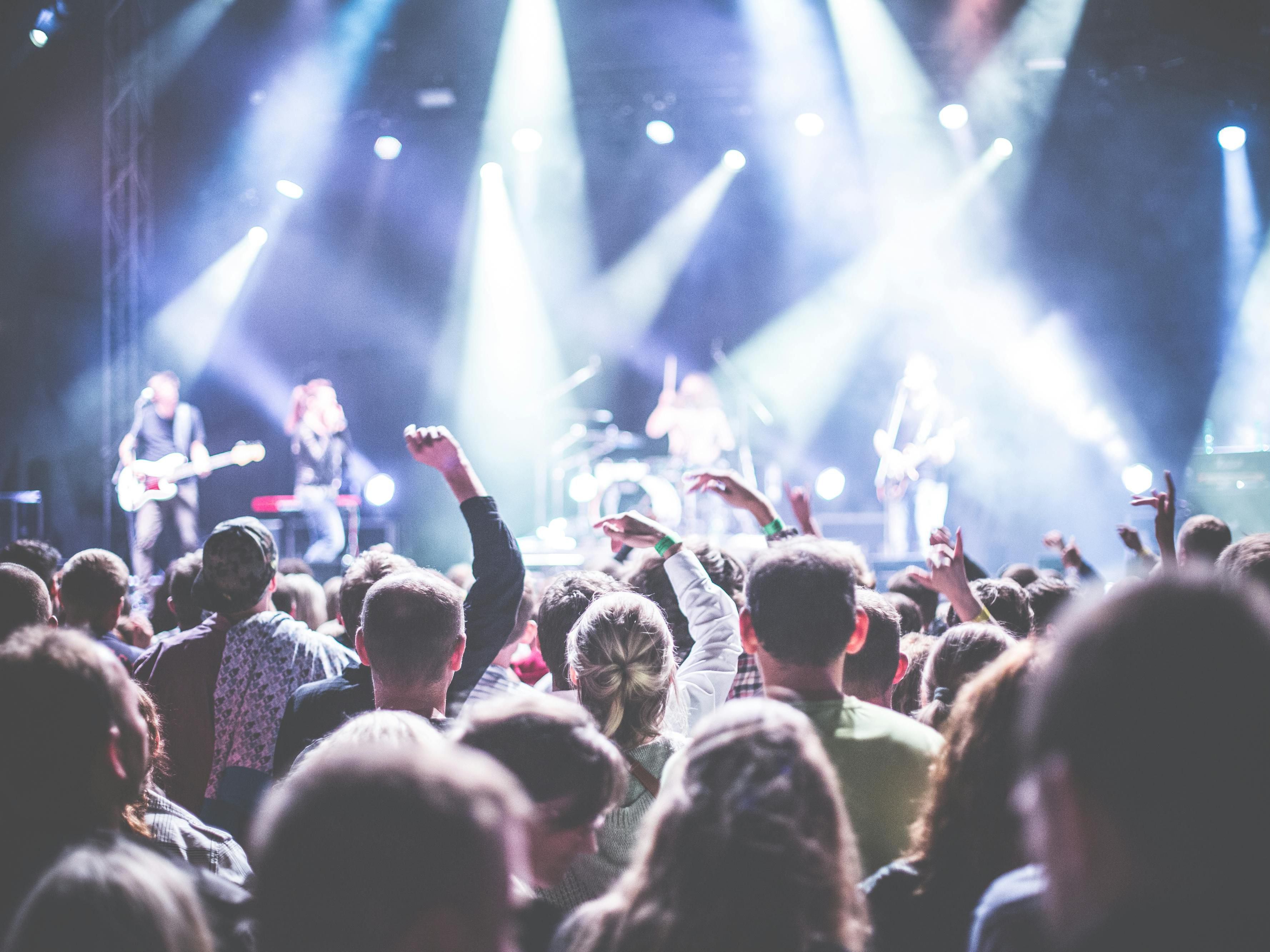 From world-class orchestras at the Kölner Philharmonie to packed nights with global stars at Lanxess Arena – Cologne hits every note. Whether it’s Hans Zimmer’s scores, Drake’s beats or Katy Perry’s pop, the city’s music scene brings the world to your ears. All genres, all vibes – all in one place.