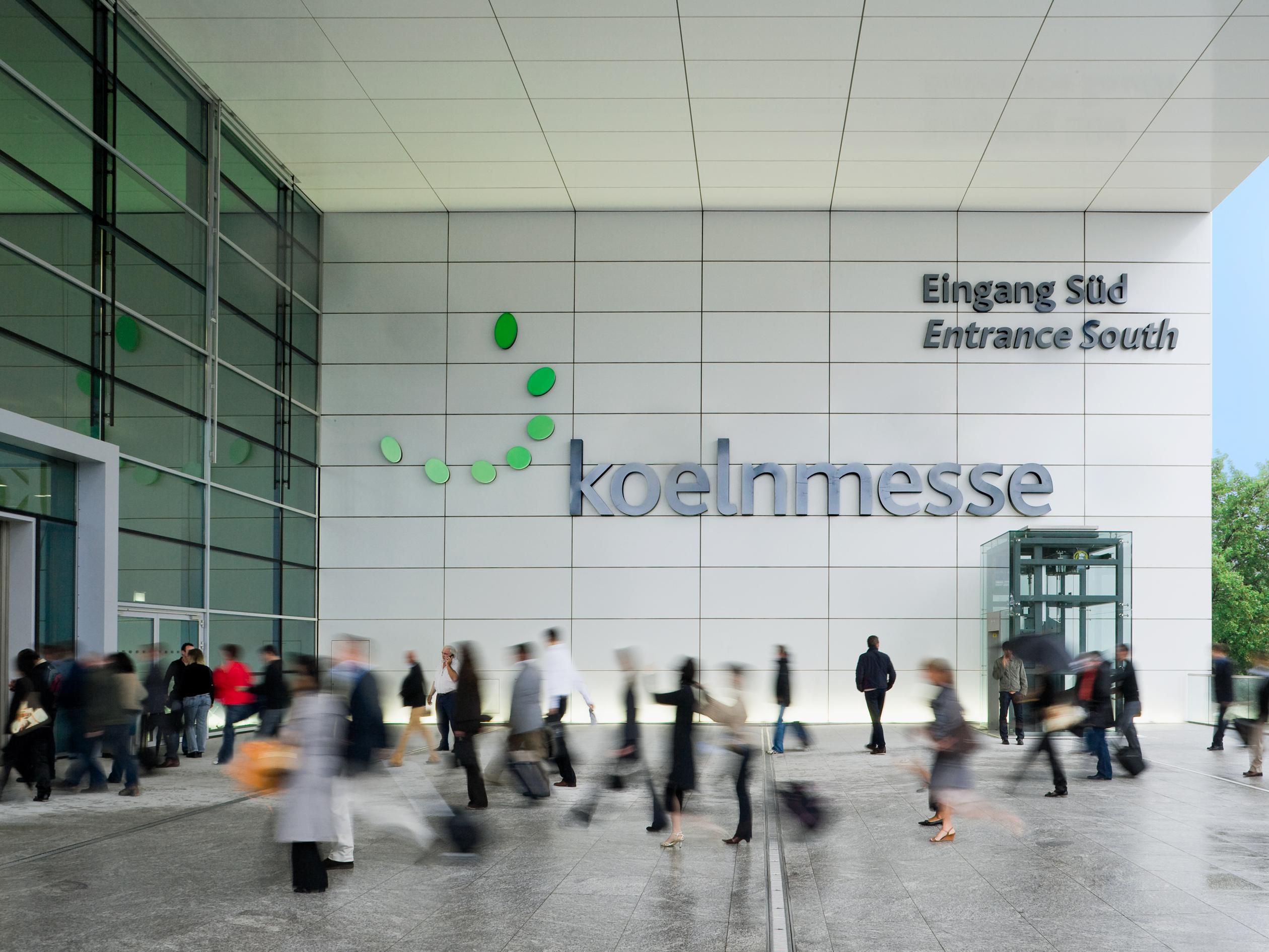 Nur wenige Autominuten vom Hotel entfernt beginnt die Welt der großen Messen. Gamescom, FIBO, Internationale Eisenwarenmesse – hier kommt die Welt zusammen. Perfekt für alle, die Inspiration suchen oder beruflich unterwegs sind.