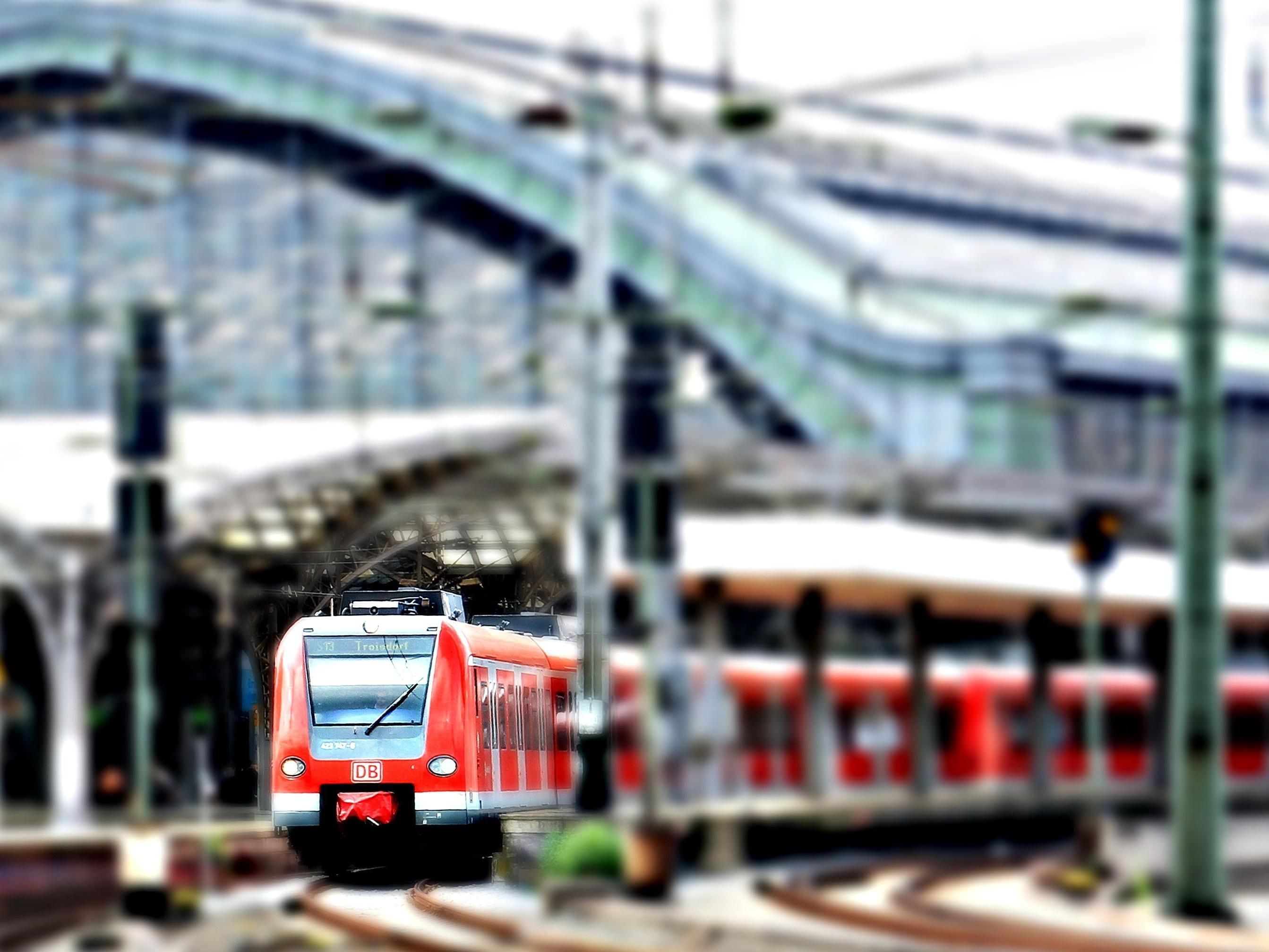 Unser Hotel liegt nur wenige Gehminuten von Kölns Top-Attraktionen und direkt am Hauptbahnhof. Ideal für Geschäfts- und Freizeitreisende, bietet es schnellen Zugang zu Köln, nahegelegenen Städten wie Düsseldorf und deren Messen wie die boot, MEDICA oder ProWein. Genießen Sie die Vorteile unserer zentralen Lage.