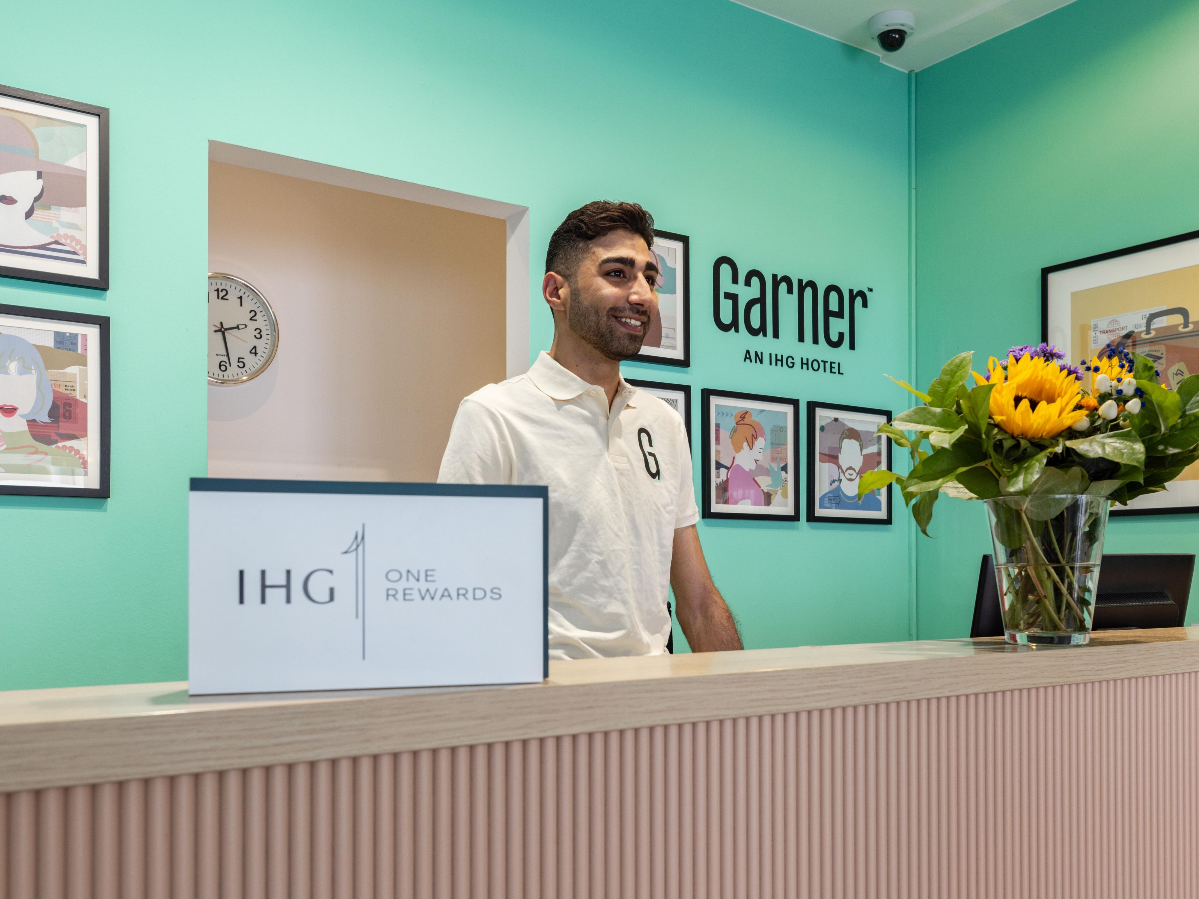 At our Cologne hotel, international guests feel right at home. Our multilingual 24-hour reception team ensures smooth arrivals, helpful guidance, and a warm welcome at any time. From restaurant bookings to sightseeing tips – we make your stay as effortless as it is enjoyable.