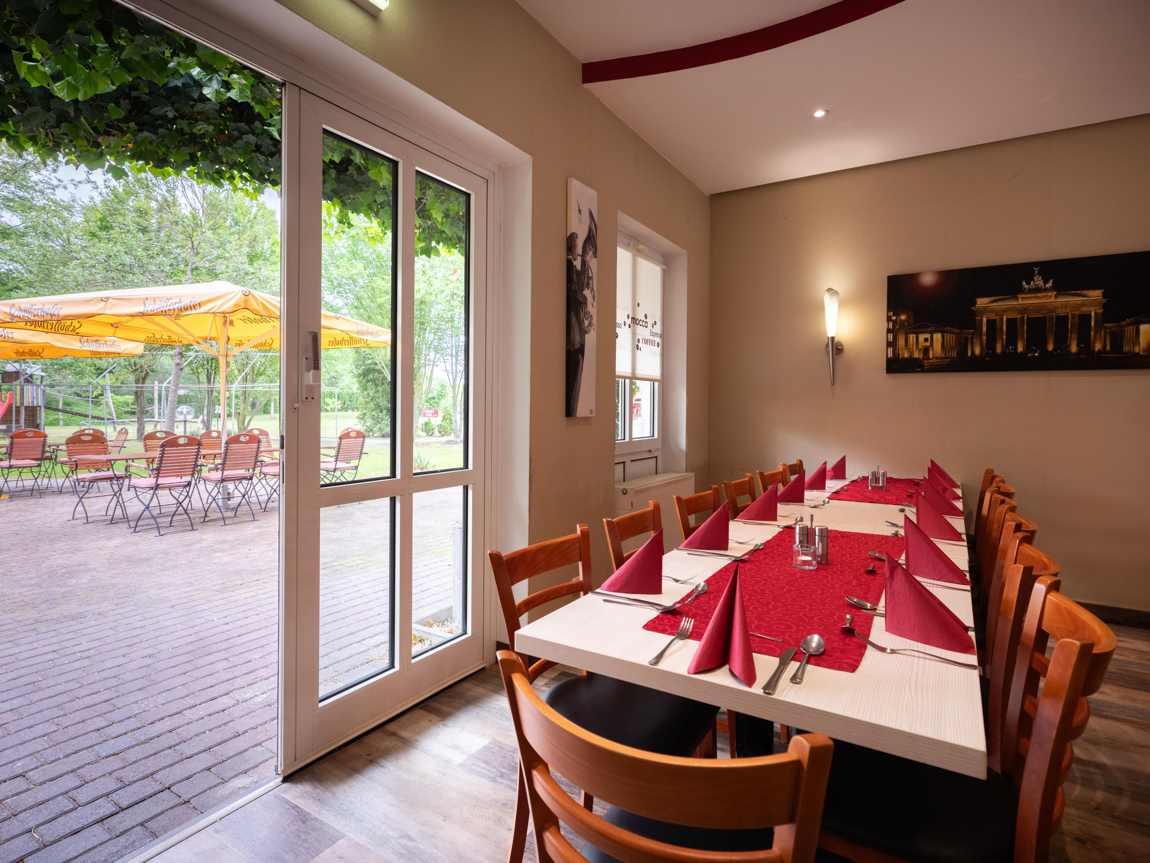 Travelling with a group? No problem! Our spacious restaurant and common areas make it easy to stay together. Gather for breakfast or enjoy a sociable evening in our restaurant, sharing good food, laughter, and memorable conversations to end your day perfectly.