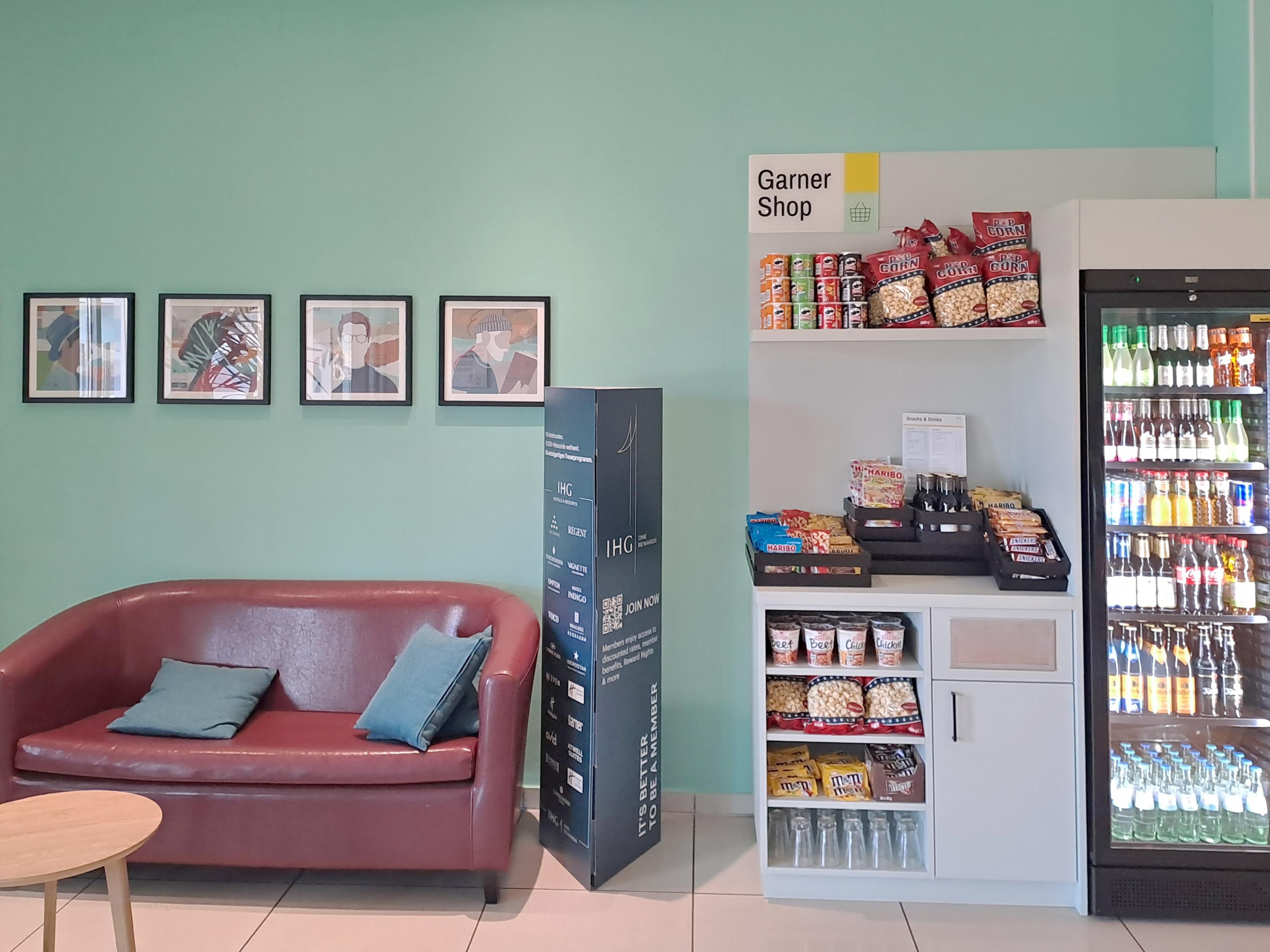 Der Garner Shop in der Hotellobby ist 24/7 für Sie geöffnet und hält eine breite Auswahl an Snacks und Getränken bereit. Ob ein schneller Snack oder ein erfrischendes Getränk – hier werden Sie jederzeit fündig. Ideal für den kleinen Genuss zwischendurch!
