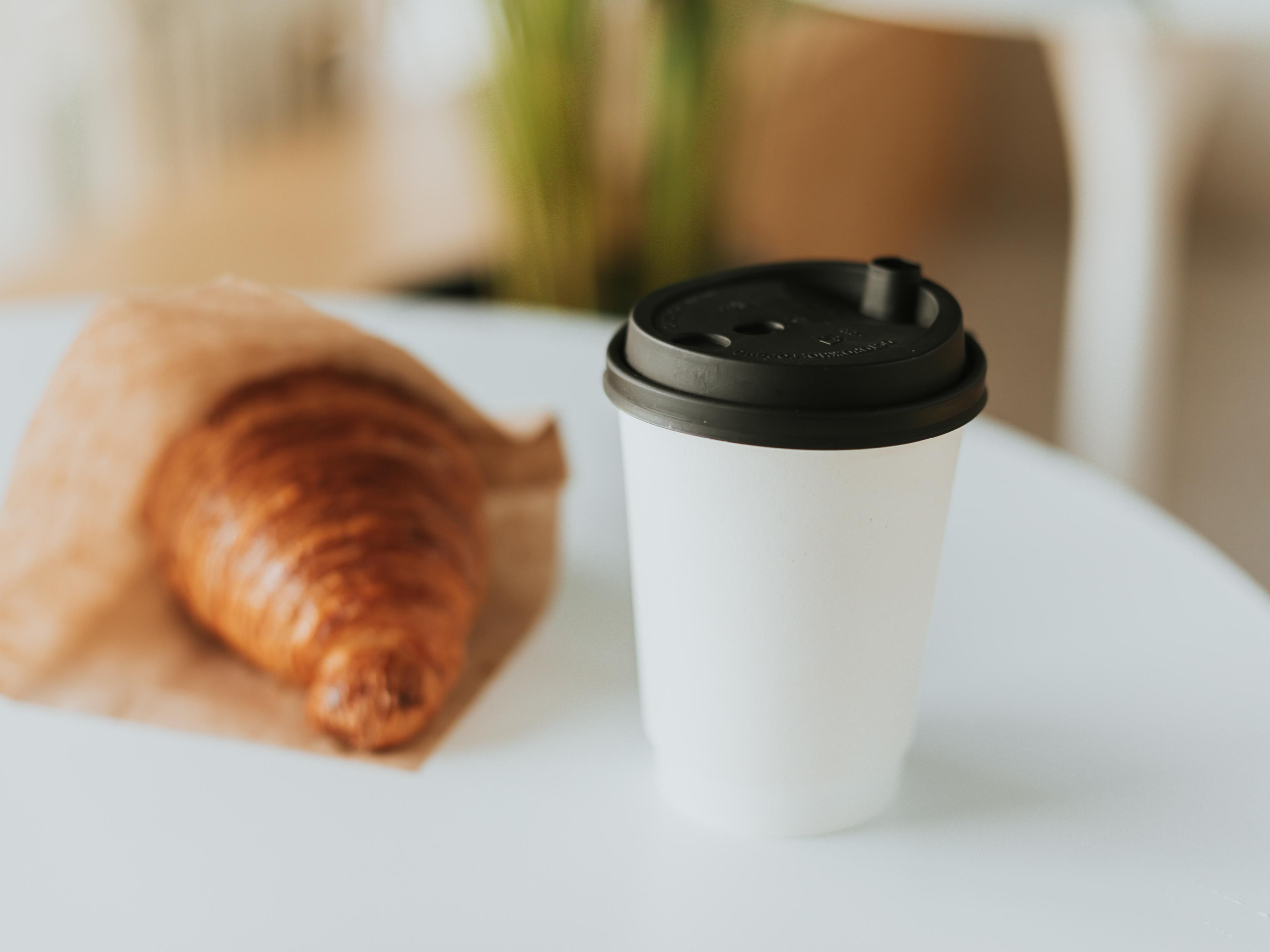 At our hotel, dining fits your schedule. Want to take lunch with you on the go? Simply book our lunch package in advance (€14.50) with a sandwich, egg, fruit, a chocolate bar and a small drink. And if you’re short on time in the morning, skip the buffet and grab a breakfast-to-go with a hot drink of your choice for €17. Perfect comfort, your way!